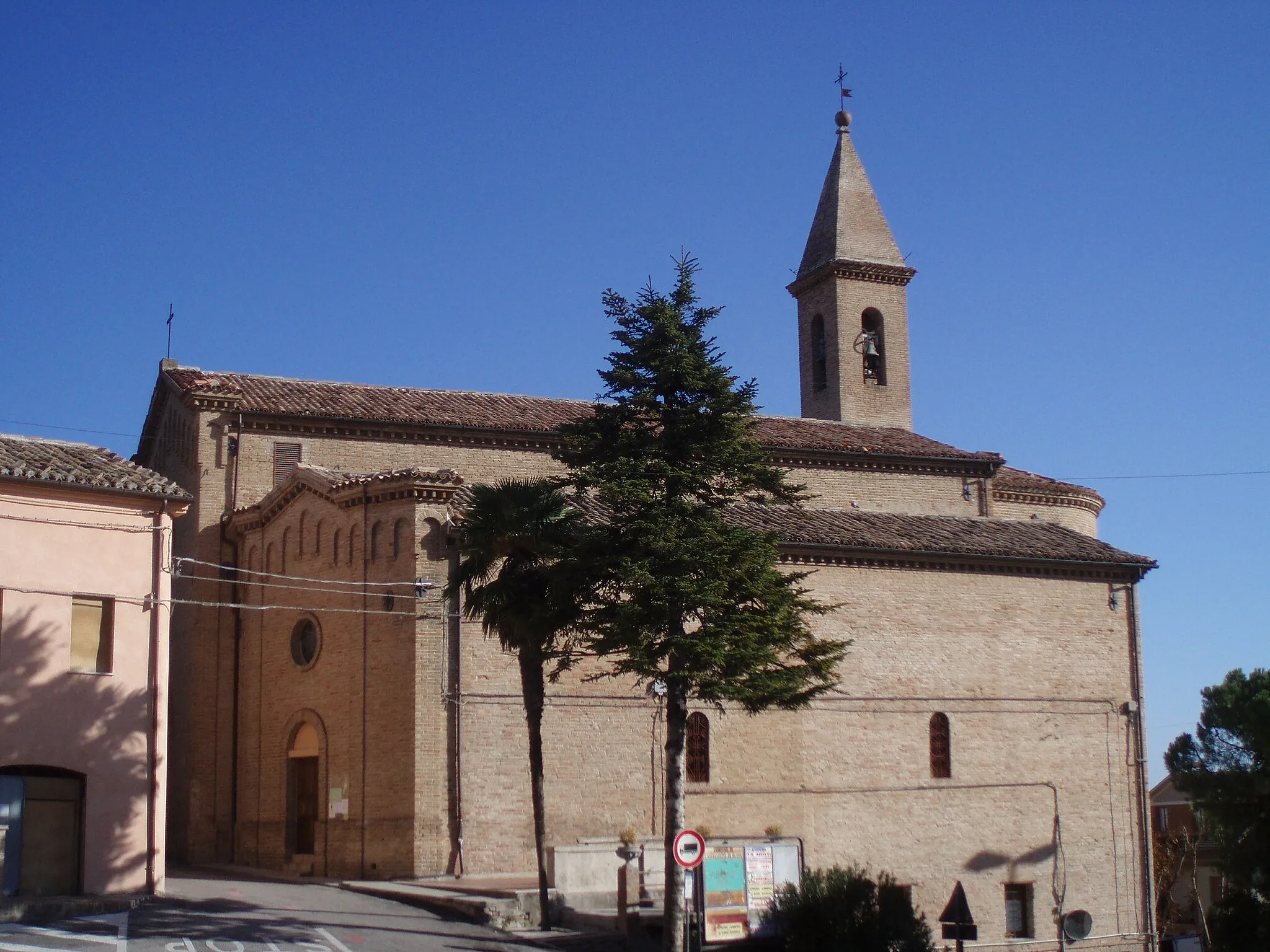 Photo showing: Chiesa parrocchiale SS Pietro e Paolo di Castelleone di Suasa, Italia - Vista dalla piazza.JPG