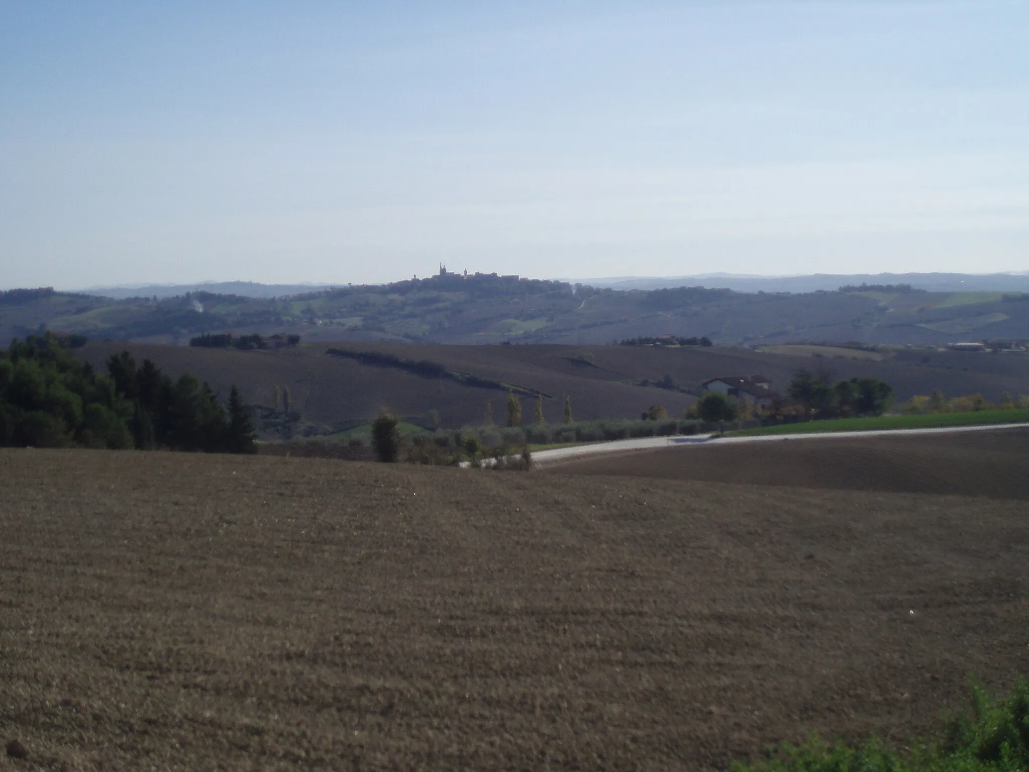 Photo showing: Ostra Vetere - Vista dal Bozzo di Castelleone di Suasa.JPG