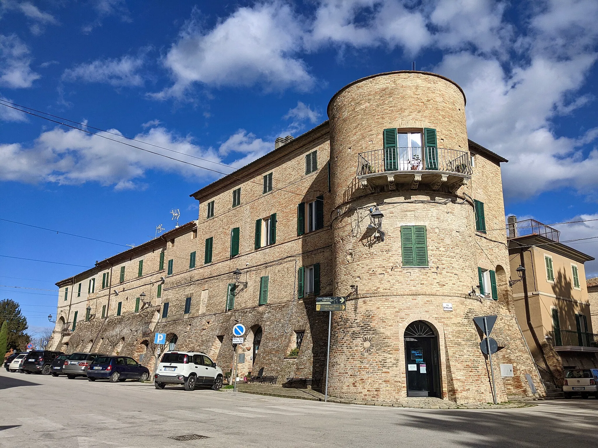 Photo showing: San Marcello's west walls, with the particular round tower