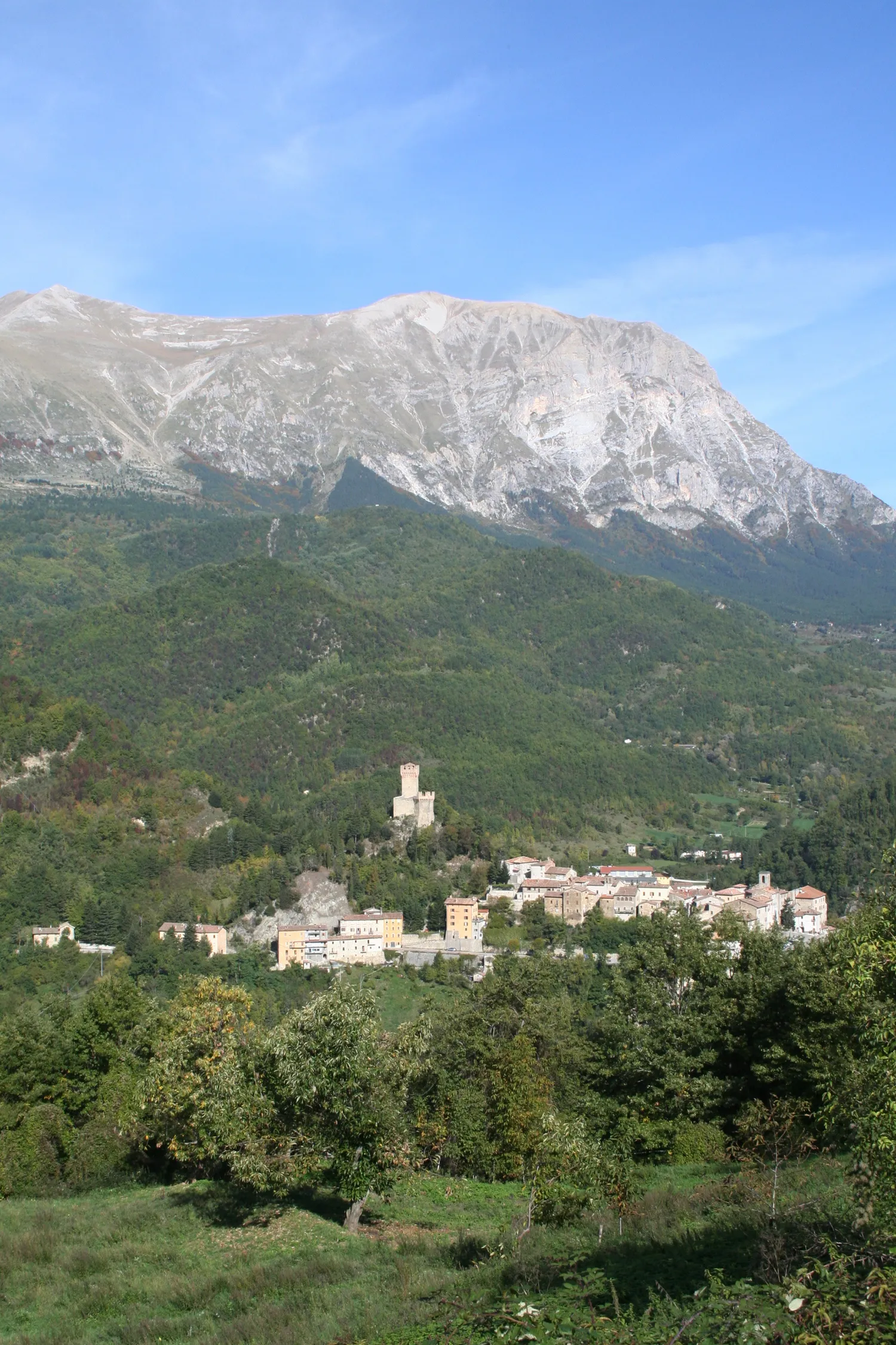 Photo showing: One peak (?) of the mountains Monte Vettore in Italy, seen from Arquata del Tronto in Valle del Tronto.