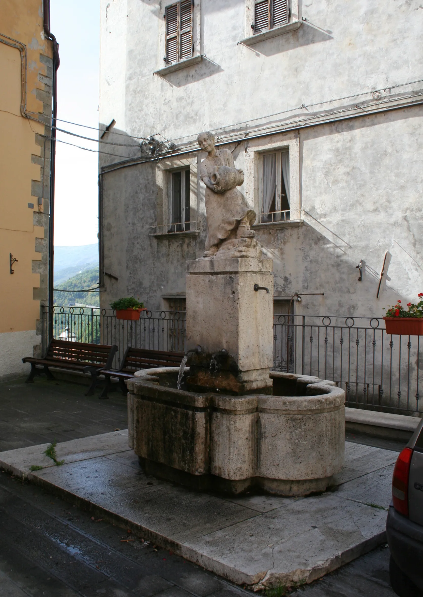 Photo showing: Fontana sulla Piazza Umberto I di Arquata del Tronto, in provincia di Ascoli Piceno.