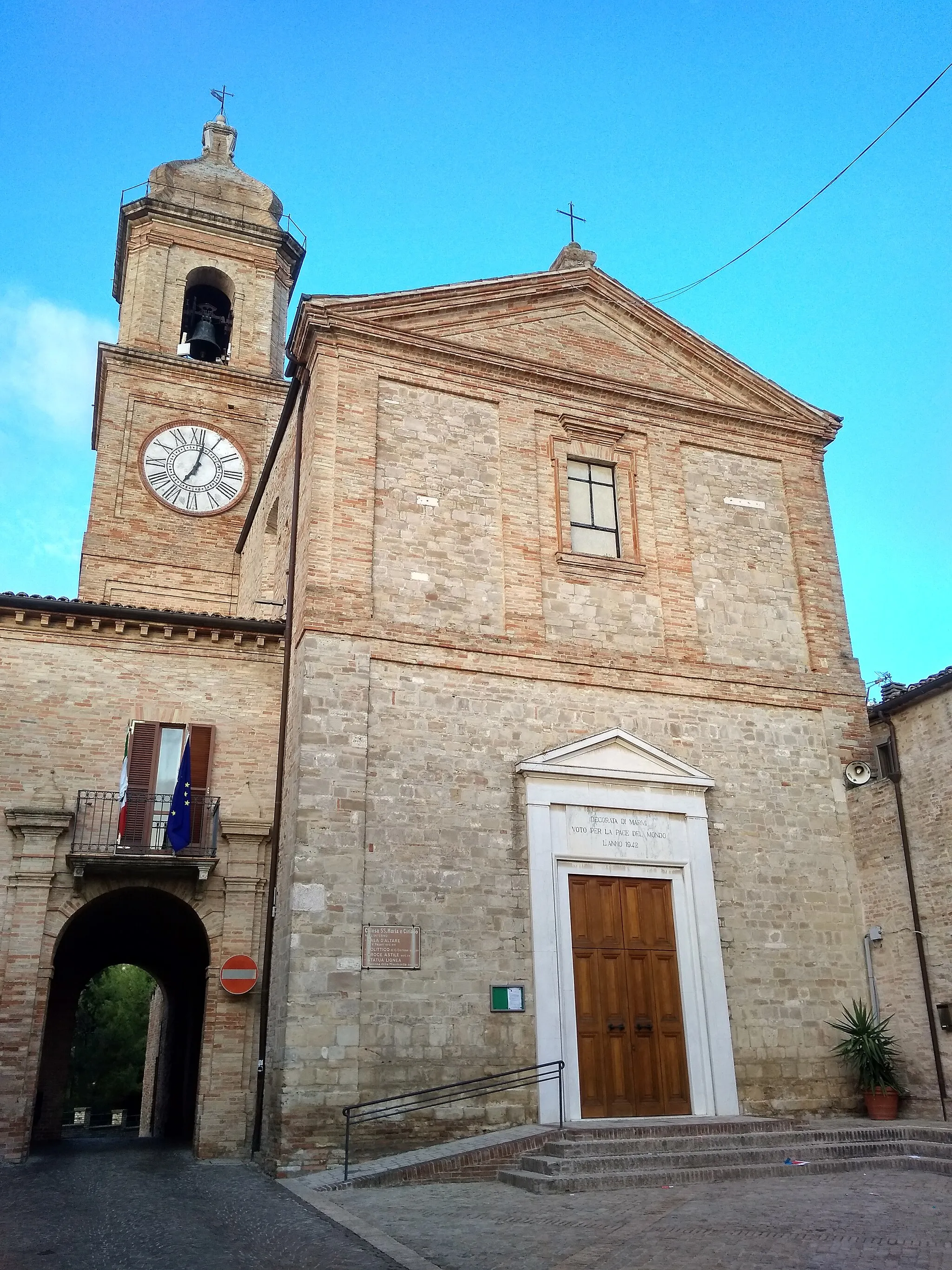 Photo showing: Chiesa di Santa Maria e San Ciriaco ad Altidona