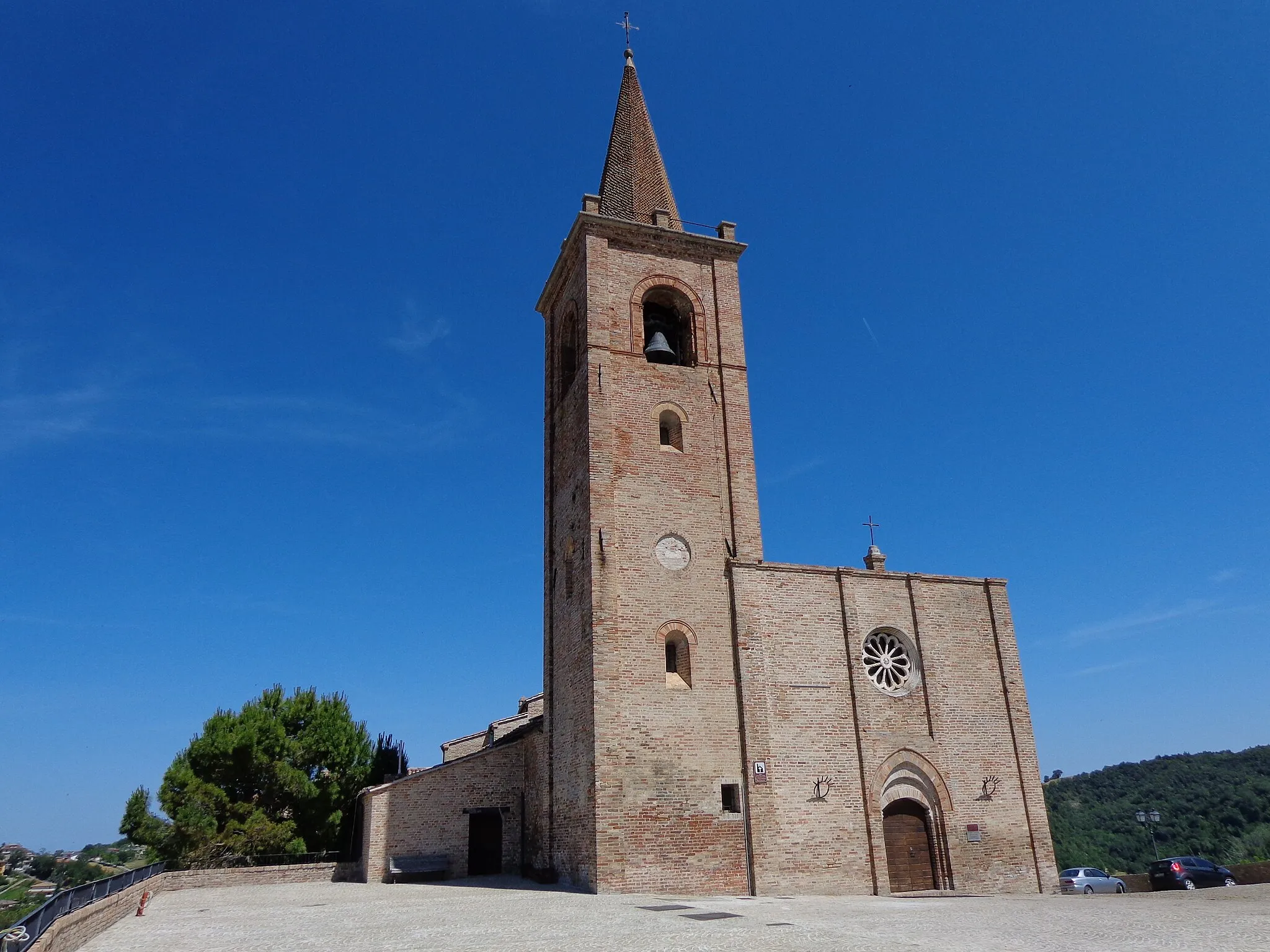 Photo showing: Castignano, la chiesa dei Santi Pietro e Paolo in stile romanico-gotico XIV-XV secolo.