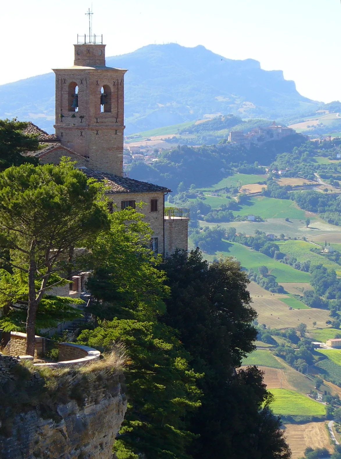 Photo showing: View from the village of Montefalcone Appennino, in the Province of Fermo in the Italian region Marche