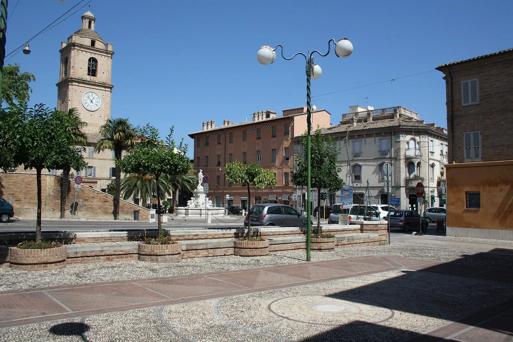 Photo showing: Vista da Largo del Teatro verso Piazza San Giorgio e Corso Garibaldi