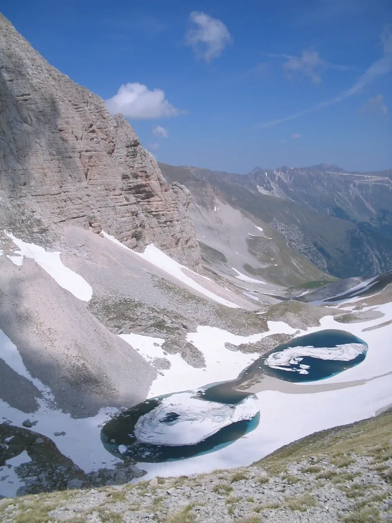 Photo showing: I laghi di Pilato a fine primavera