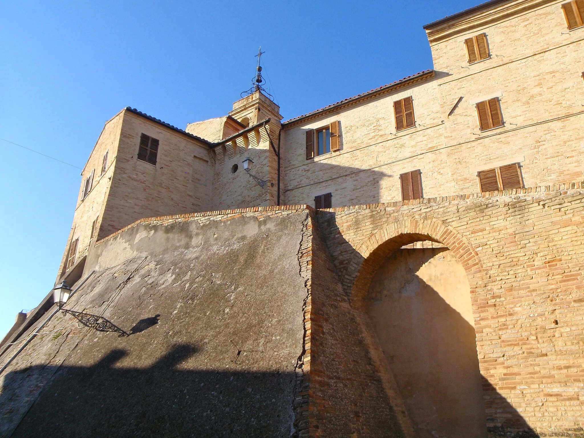 Photo showing: The wall of Torre San Patrizio, Marche.
