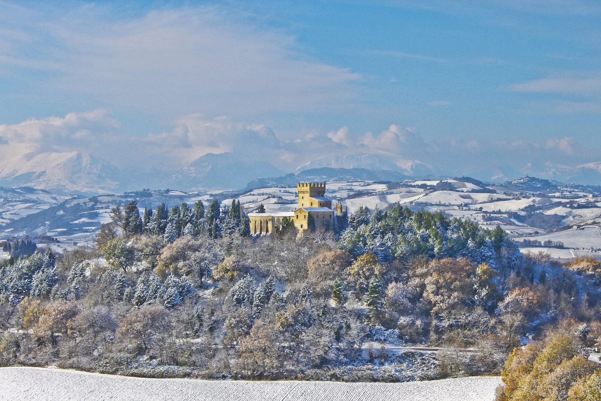 Photo showing: Il castello è meta di visitatori e costituisce un polo di attrazione per tutta la zona ed un punto di riferimento storico per i paesi circostanti, oltre ad un punto paesaggistico, visto che si erge su un colle tra il verde di piante secolari.