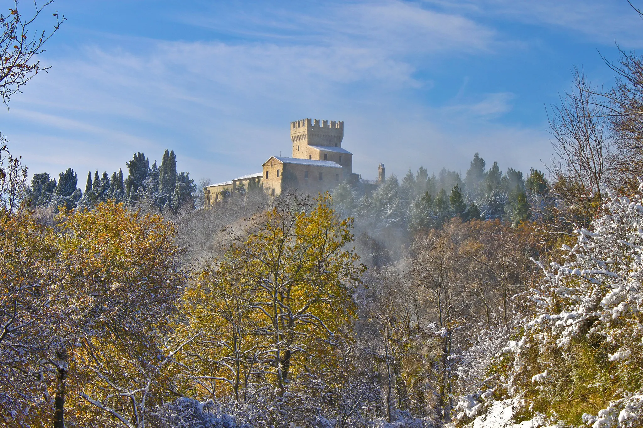 Photo showing: A 4 km dal paese di Carassai, si erge imponente il castello di Monte Varmine, del XIV secolo con resti del IX, di probabile origine longobarda; si tratta di uno dei castelli delle Marche, rimasto integro, con le sue mura poderose, l'alta torre dai merli ghibellini (35 m), munita di arciere e piombatoi.
È uno dei pochi esempi di fattoria fortificata del Piceno. Dall'alto mastio della rocca, si può ammirare e contemplare un paesaggio multiforme.