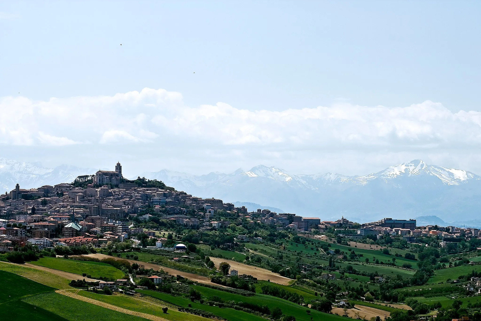 Photo showing: Fermo, Panorama con i Monti Sibillini