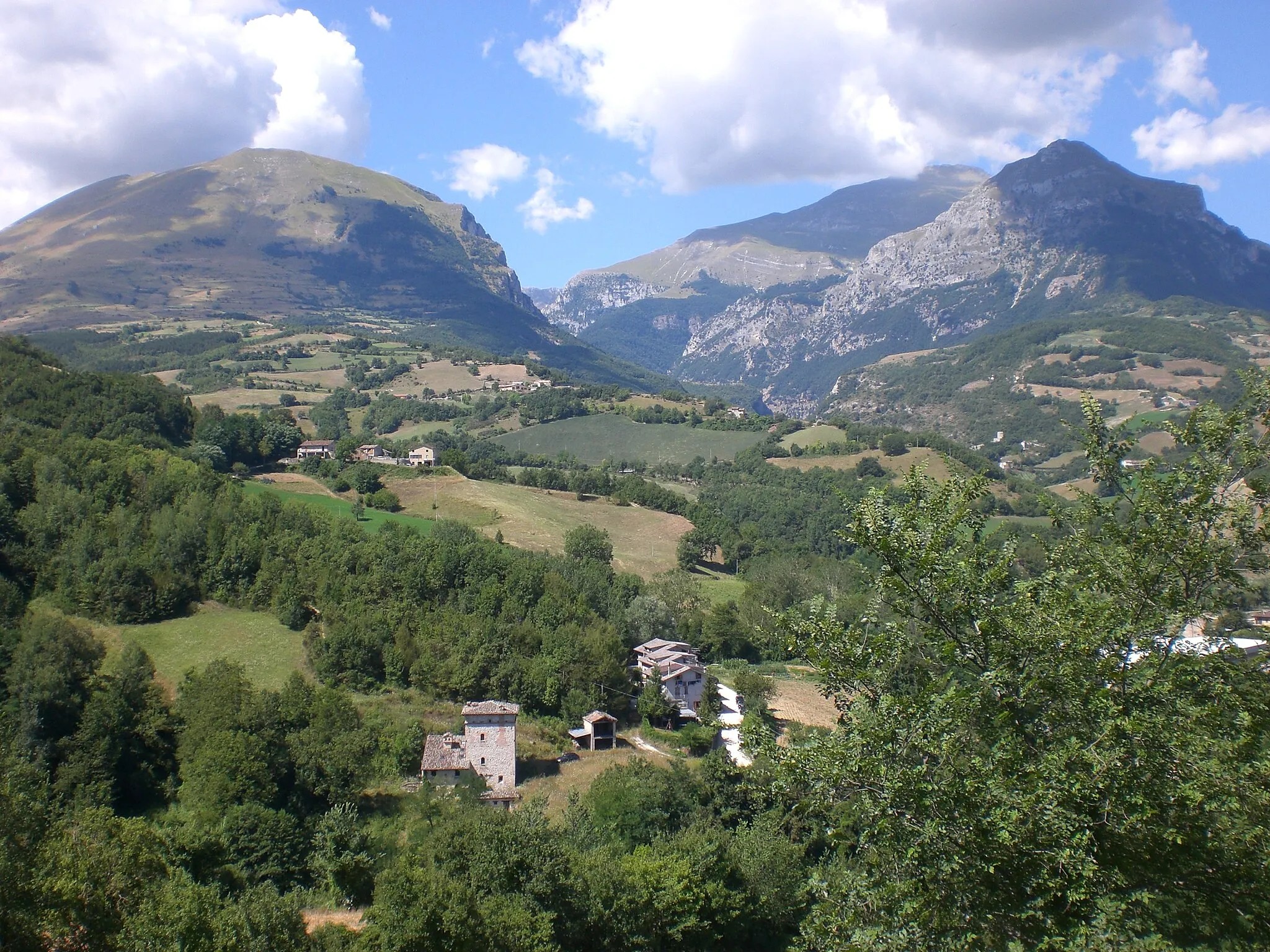 Photo showing: veduta sui Monti Sibilla e Pizzo Regina da Montefortino