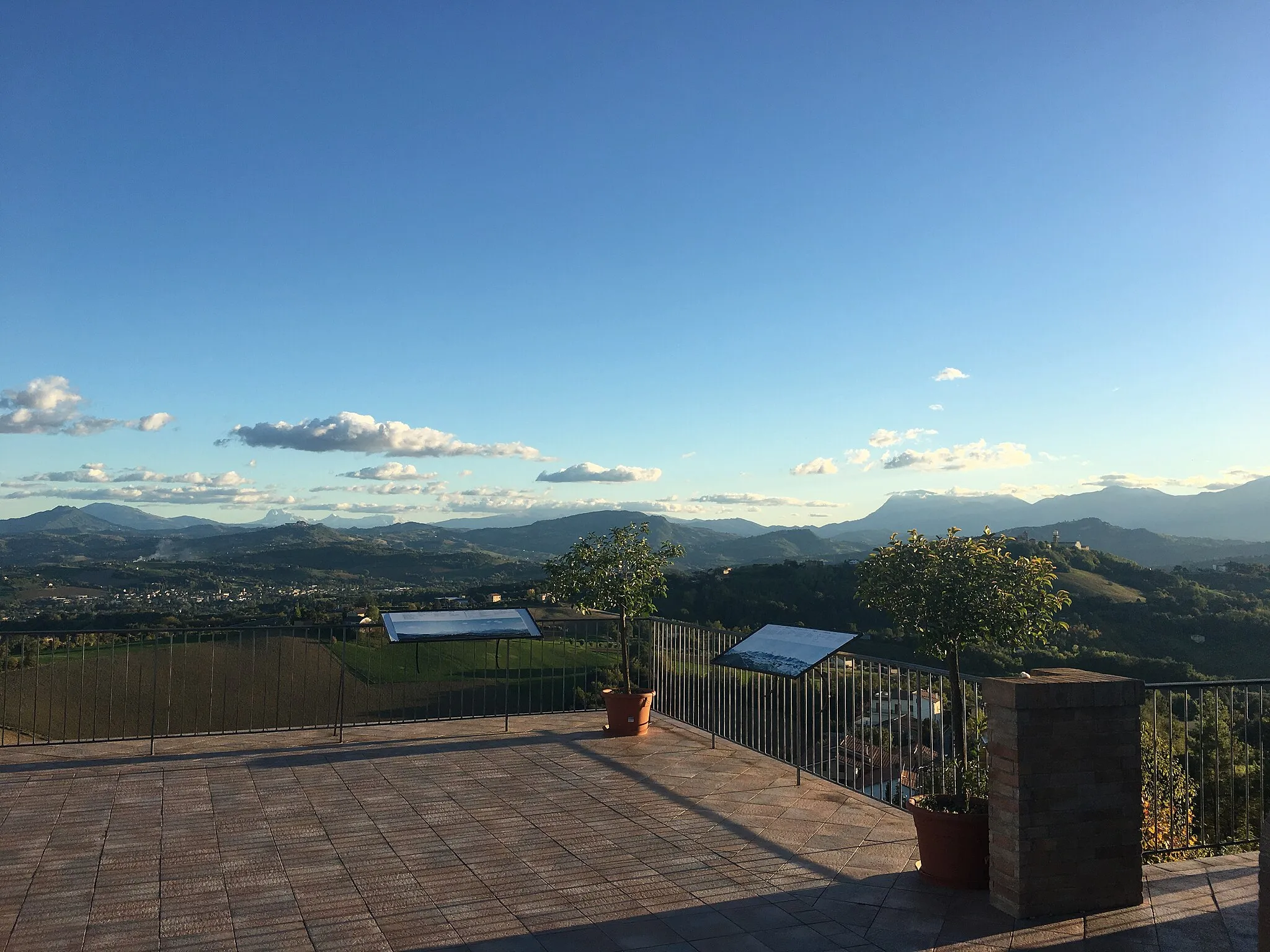 Photo showing: Terrazza Panoramica con veduta dei Monti Sibillini