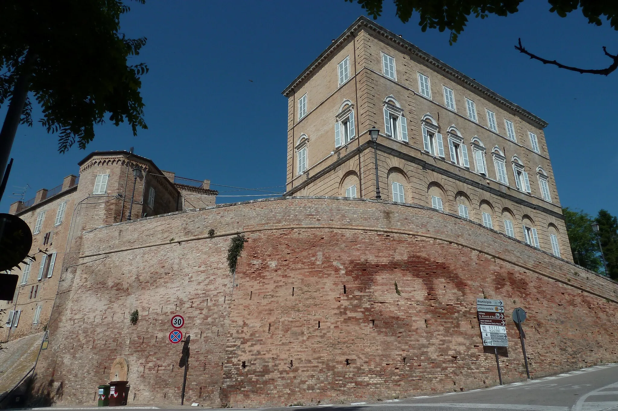 Photo showing: Monteprandone, Walls and Town Hall, 12-6-2011