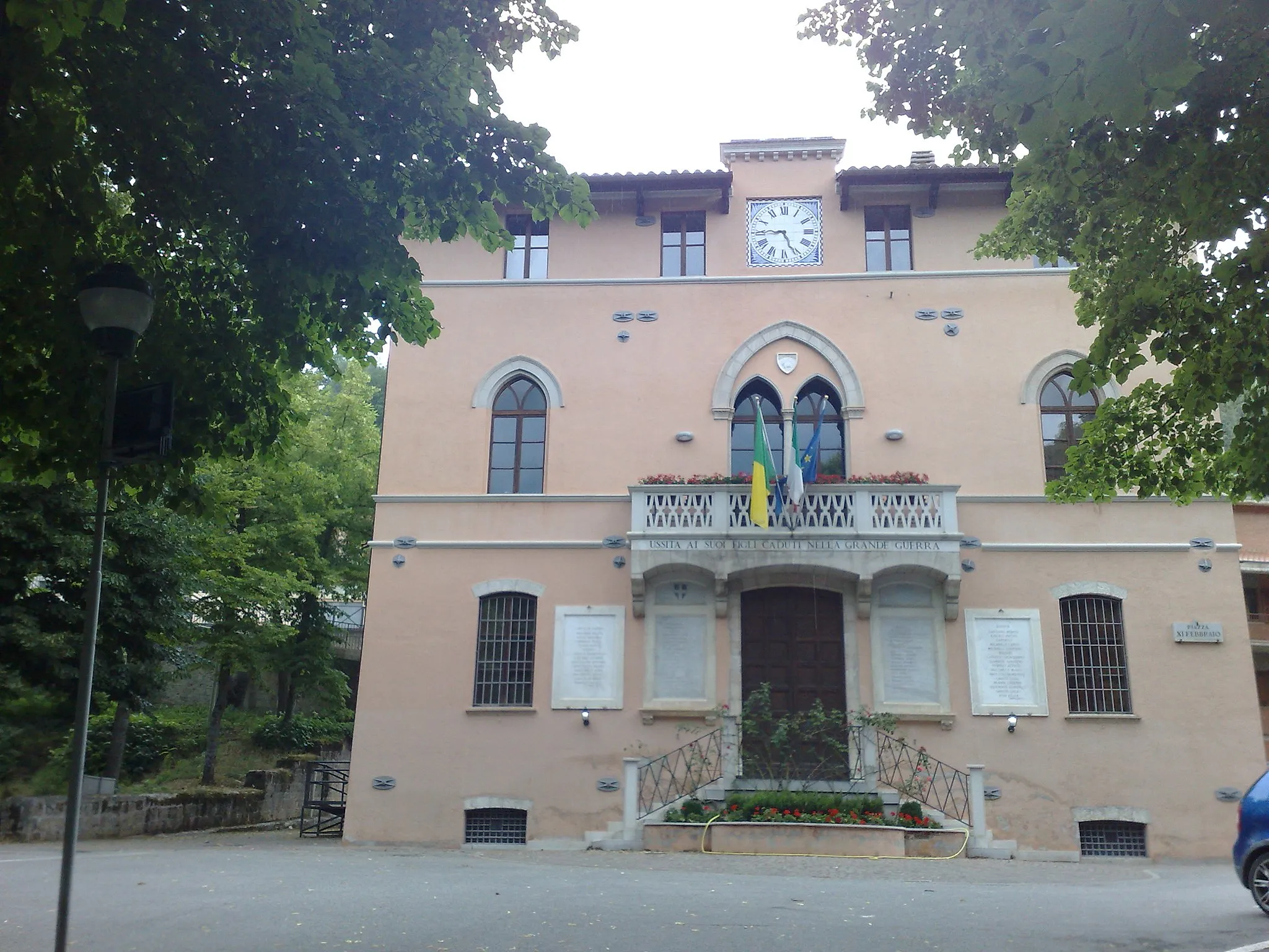 Photo showing: Sono io stesso l'autore della foto, scattata con il mio cellulare, il soggetto è il municipio di ussita, e lascio libera liscenza a chiunque la volgia usare come meglio crede