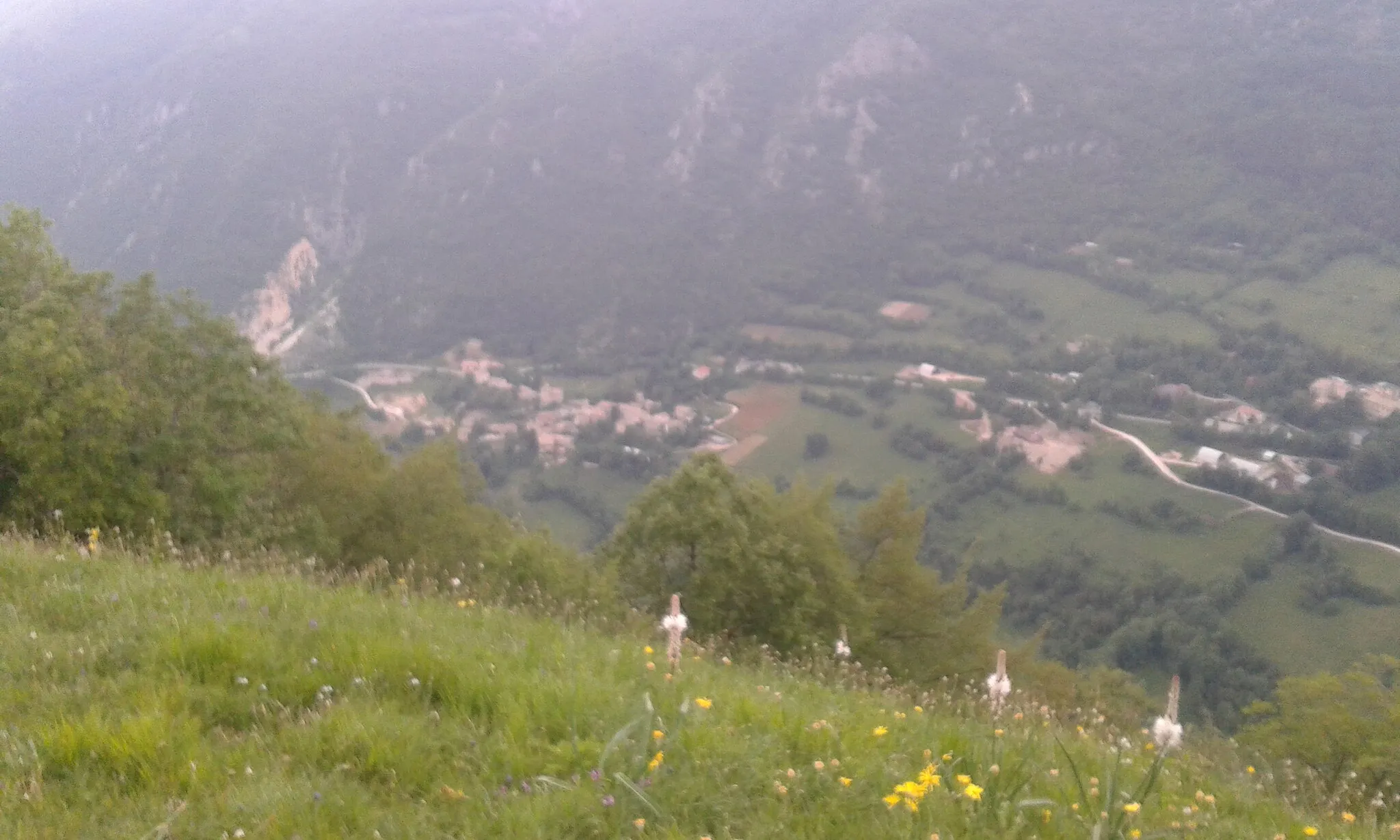 Photo showing: Bolognola - Villa da Piedi (Bentivoglio) dal Balzo della Croce