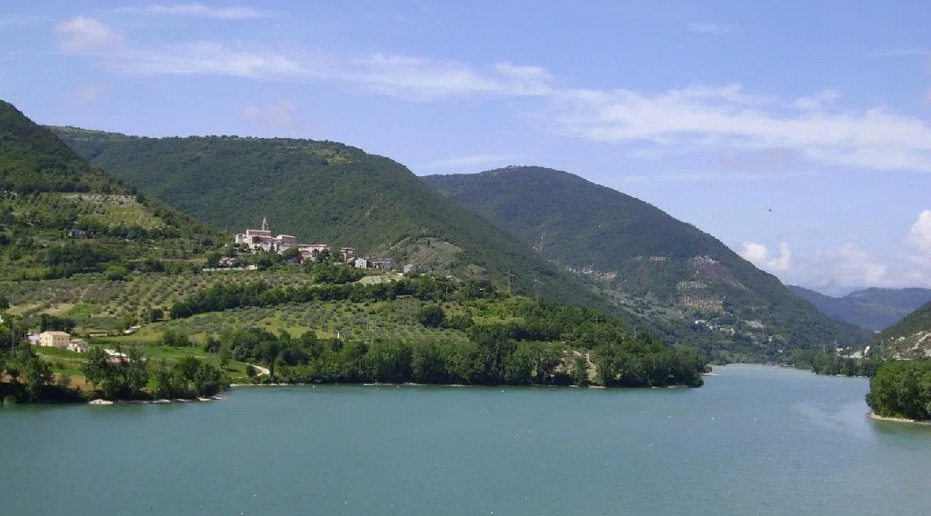 Photo showing: Vista panoramica del Castello di Pievefavera, Caldarola
