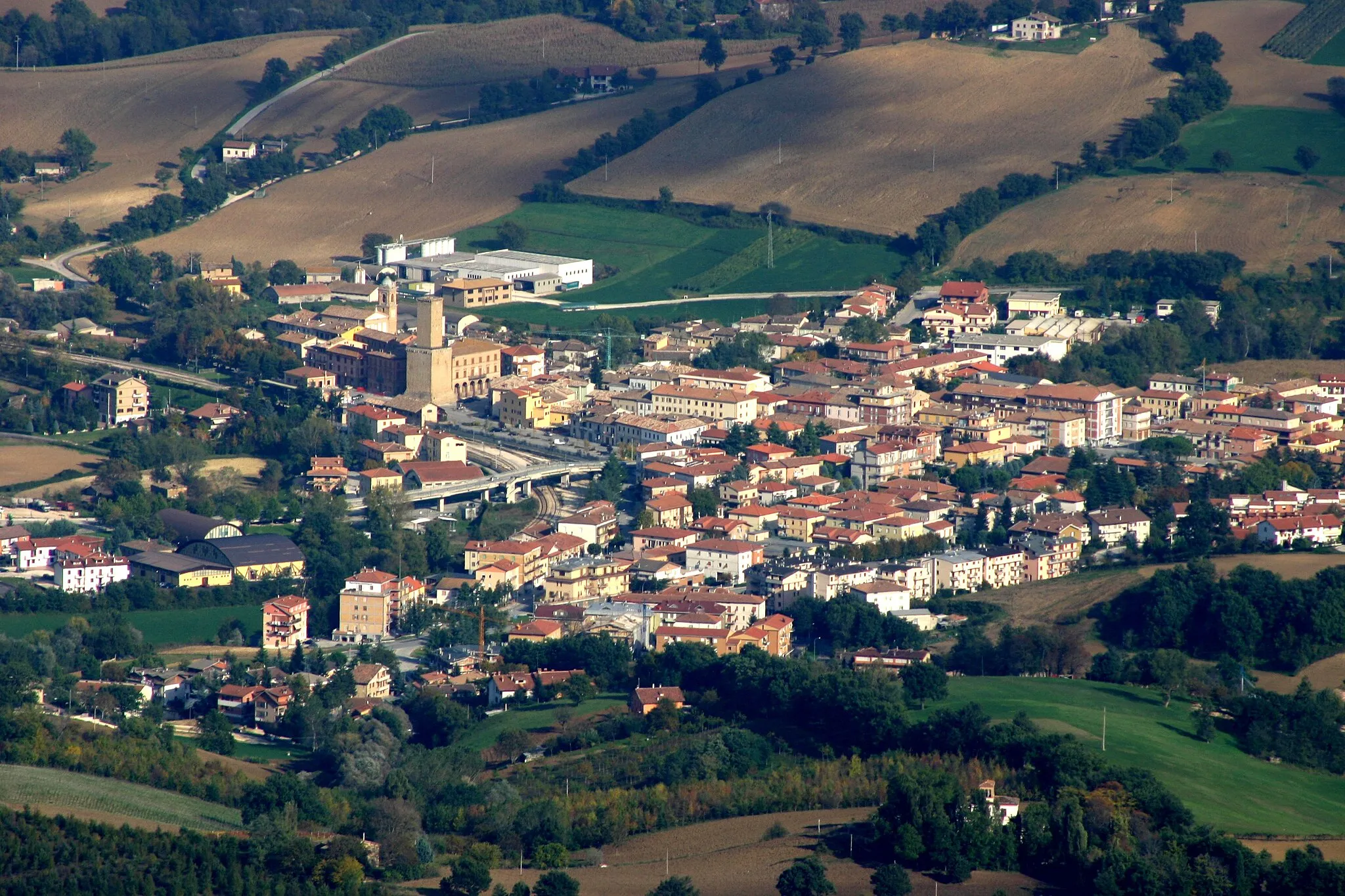 Photo showing: Vista di Castelraimondo dalla vetta di Monte Gemmo