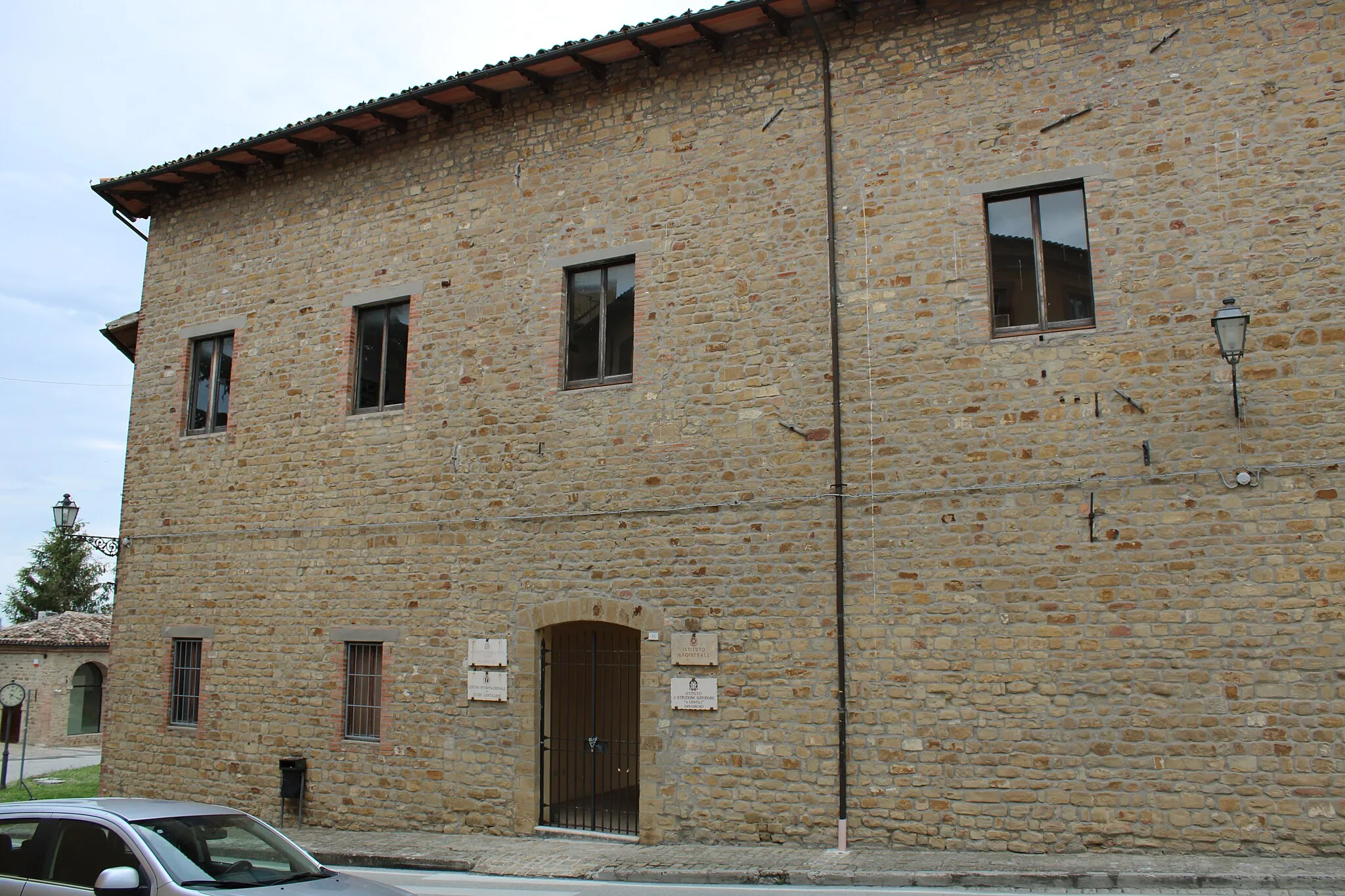 Photo showing: Sede principale dell'Istituto di Istruzione Superiore "Alberico Gentili" e  del Centro Internazionale degli Studi Gentiliani. La struttura è un ex convento degli agostiniani.