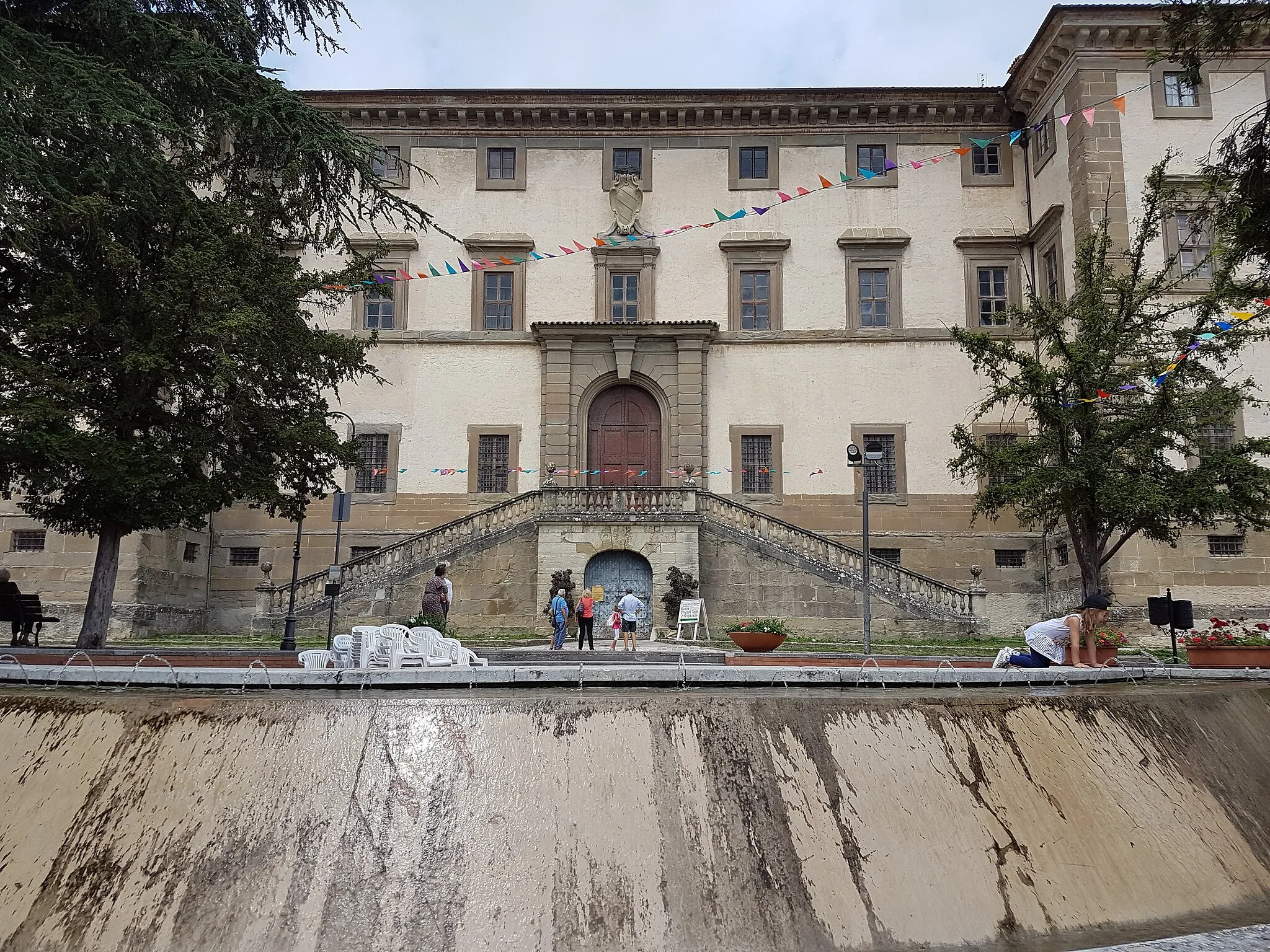 Photo showing: Palazzo Carpegna (Palazzo dei Principi di Carpegna-Falconieri) e fontana nella piazzetta antistante, a Carpegna (PU)