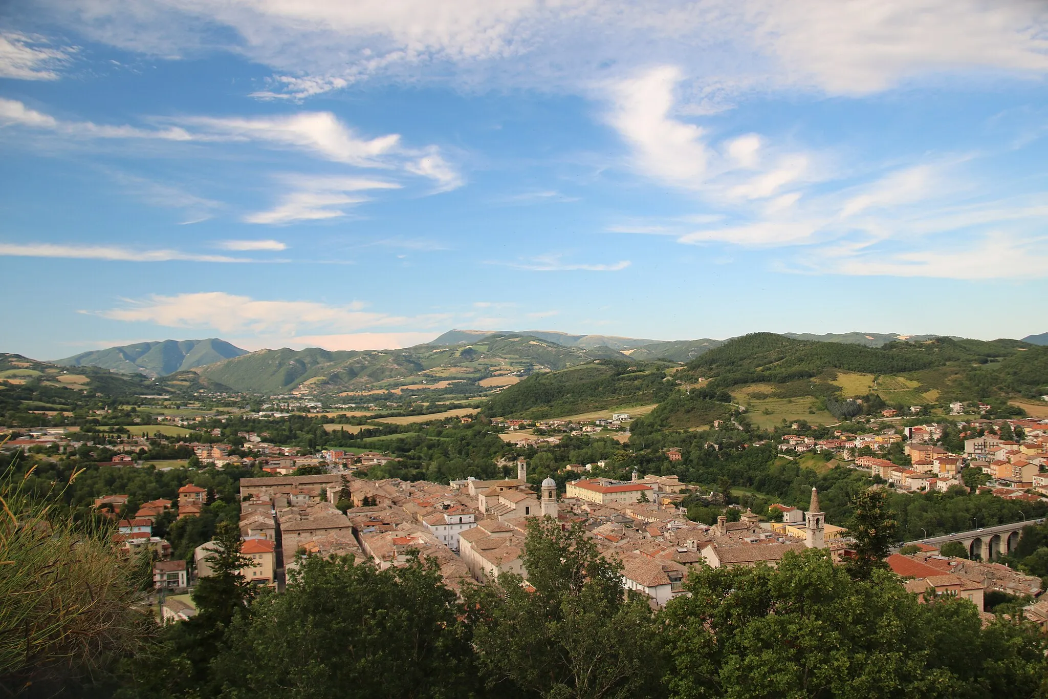 Photo showing: Veduta panoramica di Cagli (Pu)