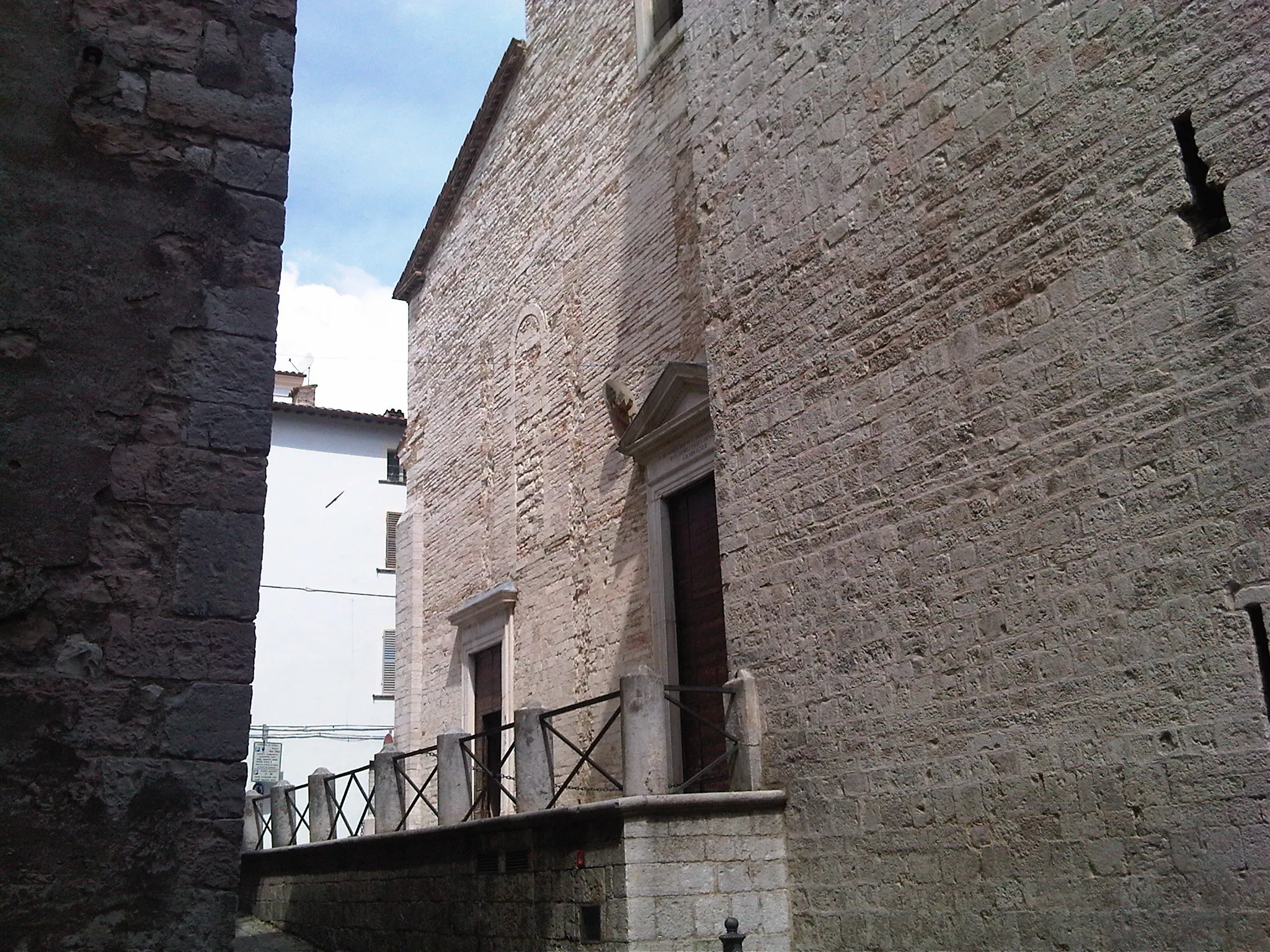 Photo showing: Cagli, Basilica Cattedrale, Particolare della facciata e del campanile