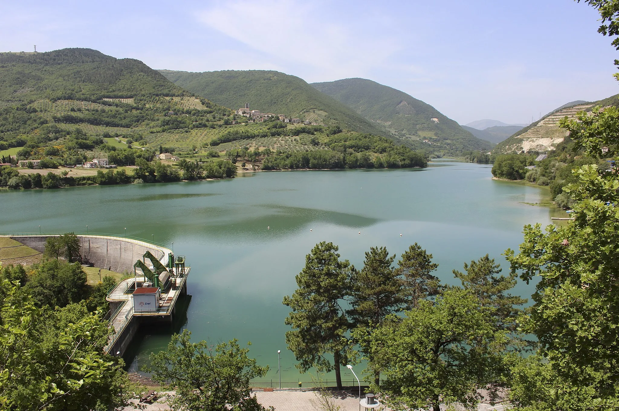 Photo showing: Lago di Caccamo is a lake in the Province of Macerata, Marche, Italy