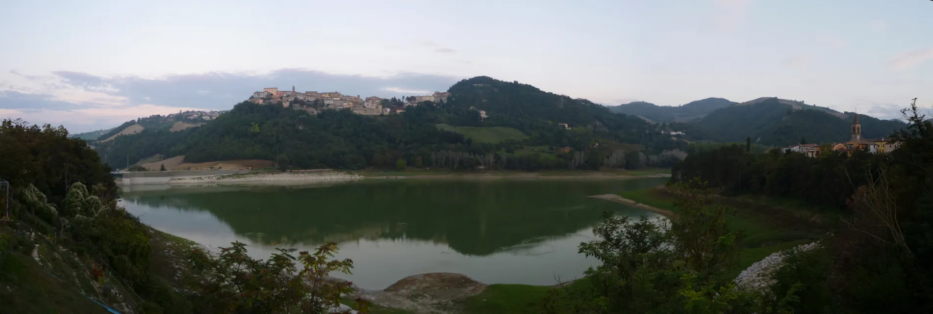 Photo showing: View of Mercatale Lake, Sassocorvaro, Pesaro-Urbino, Marche