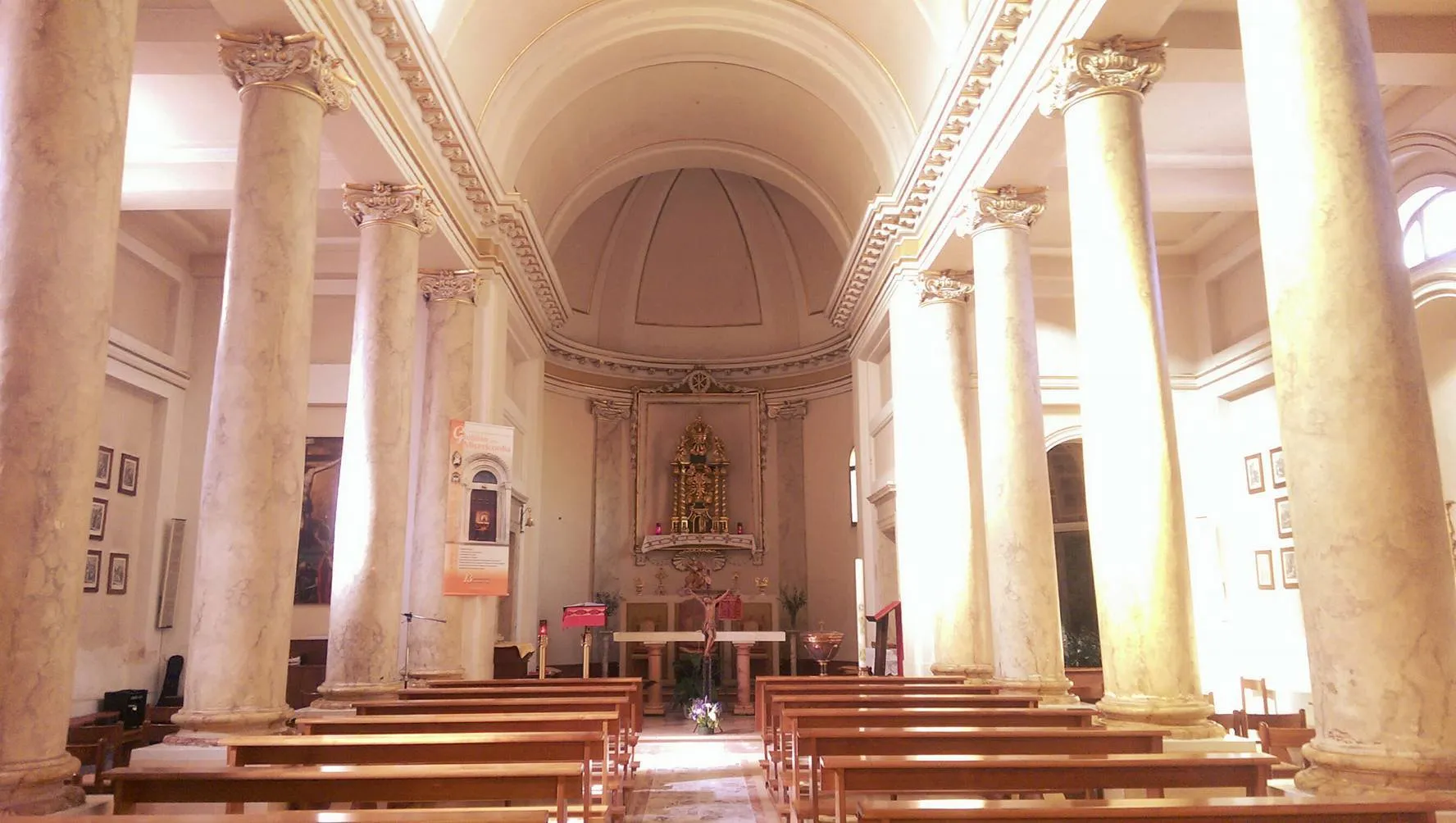 Photo showing: Interno della chiesa parrocchiale di S. Giorgio di Pesaro