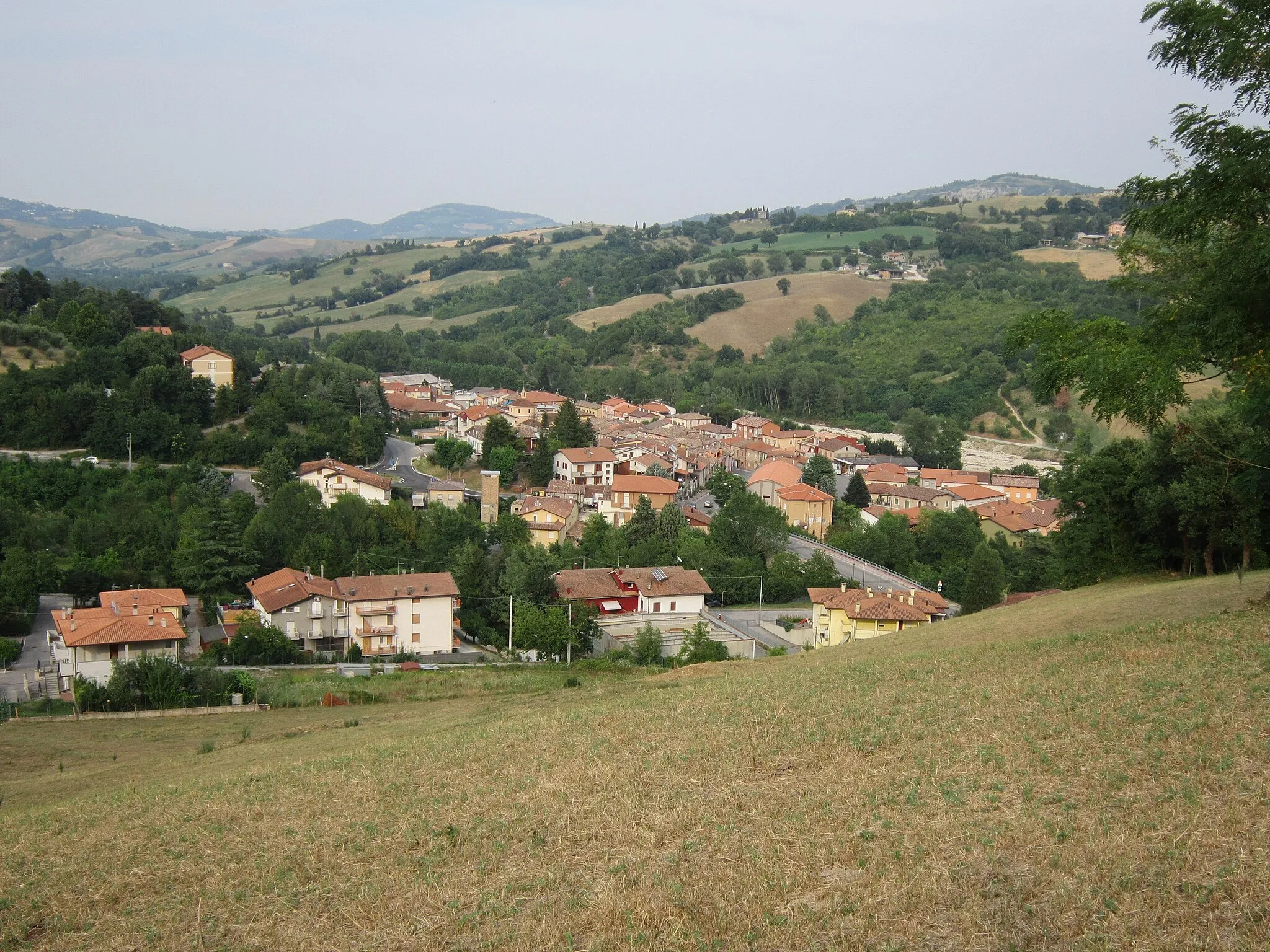 Photo showing: Panoramica su Montescudo dalla strada per Monte Grimano Terme (luglio 2015)