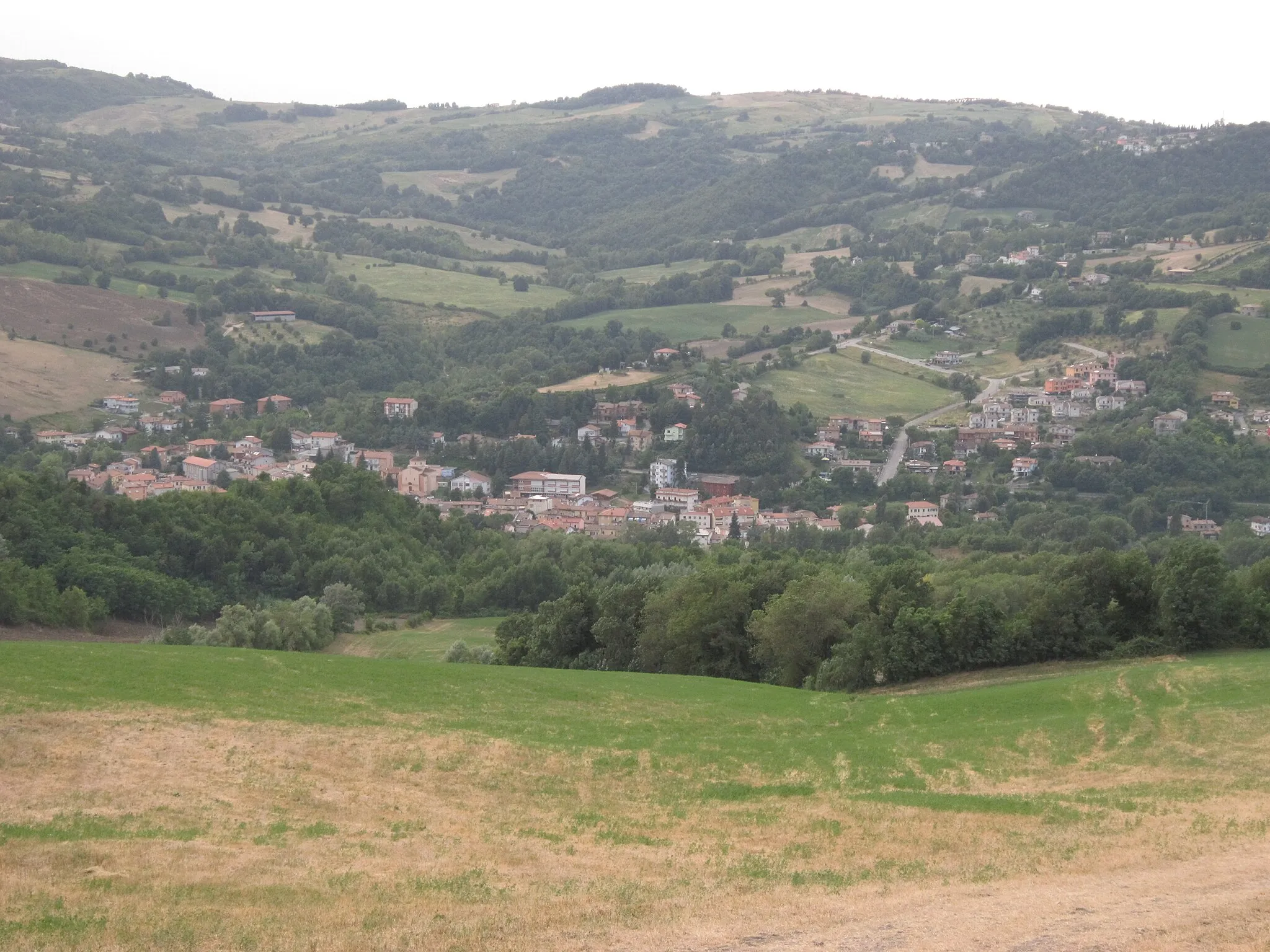 Photo showing: Vista dall'alto di Mercatino Conca (luglio 2015)