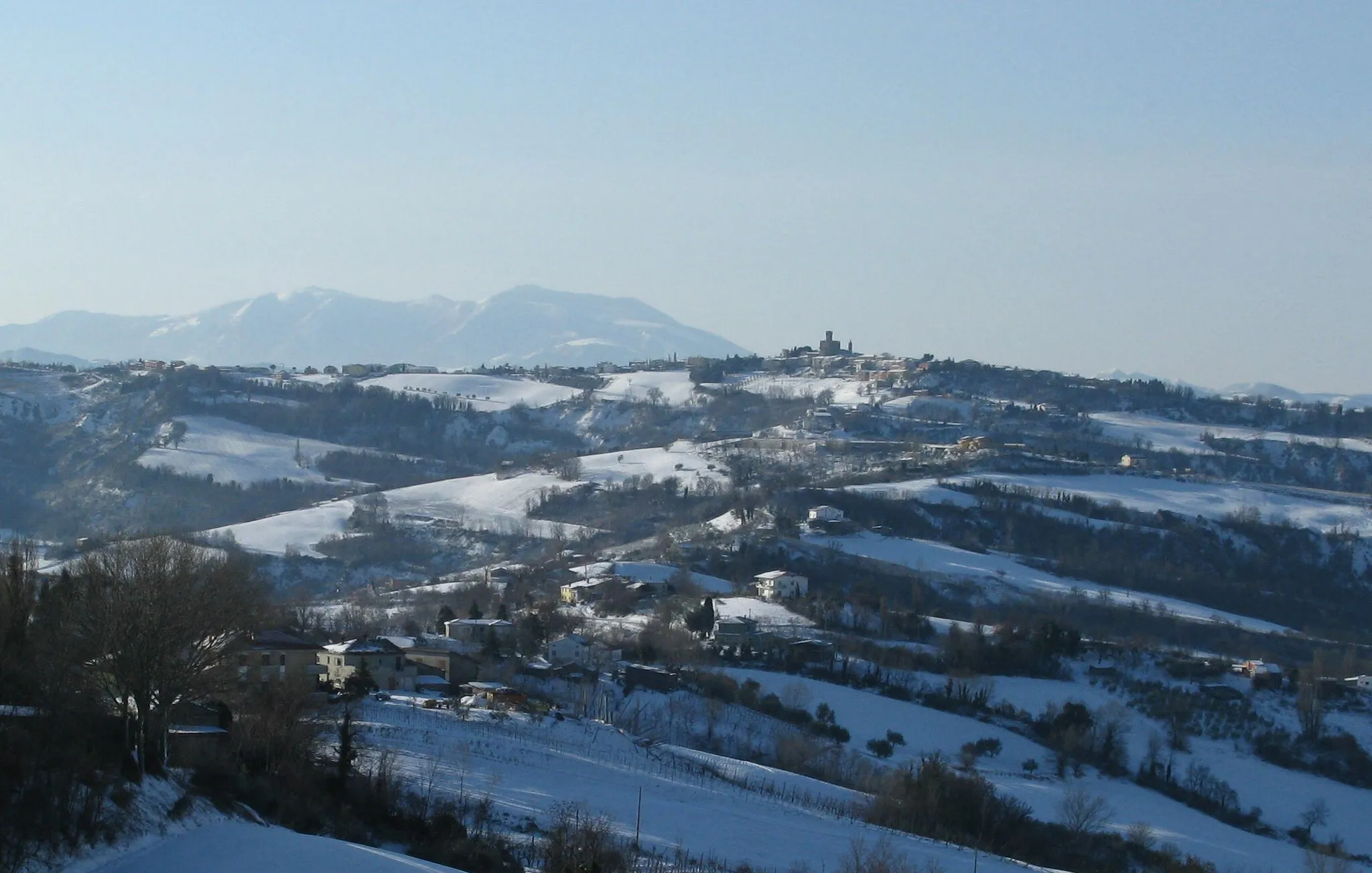 Photo showing: Panorama invernale di Tavoleto.