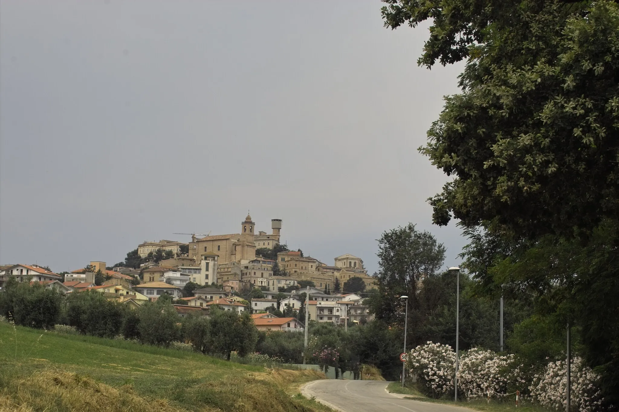 Photo showing: View from the Via Roma unto Colonnella.