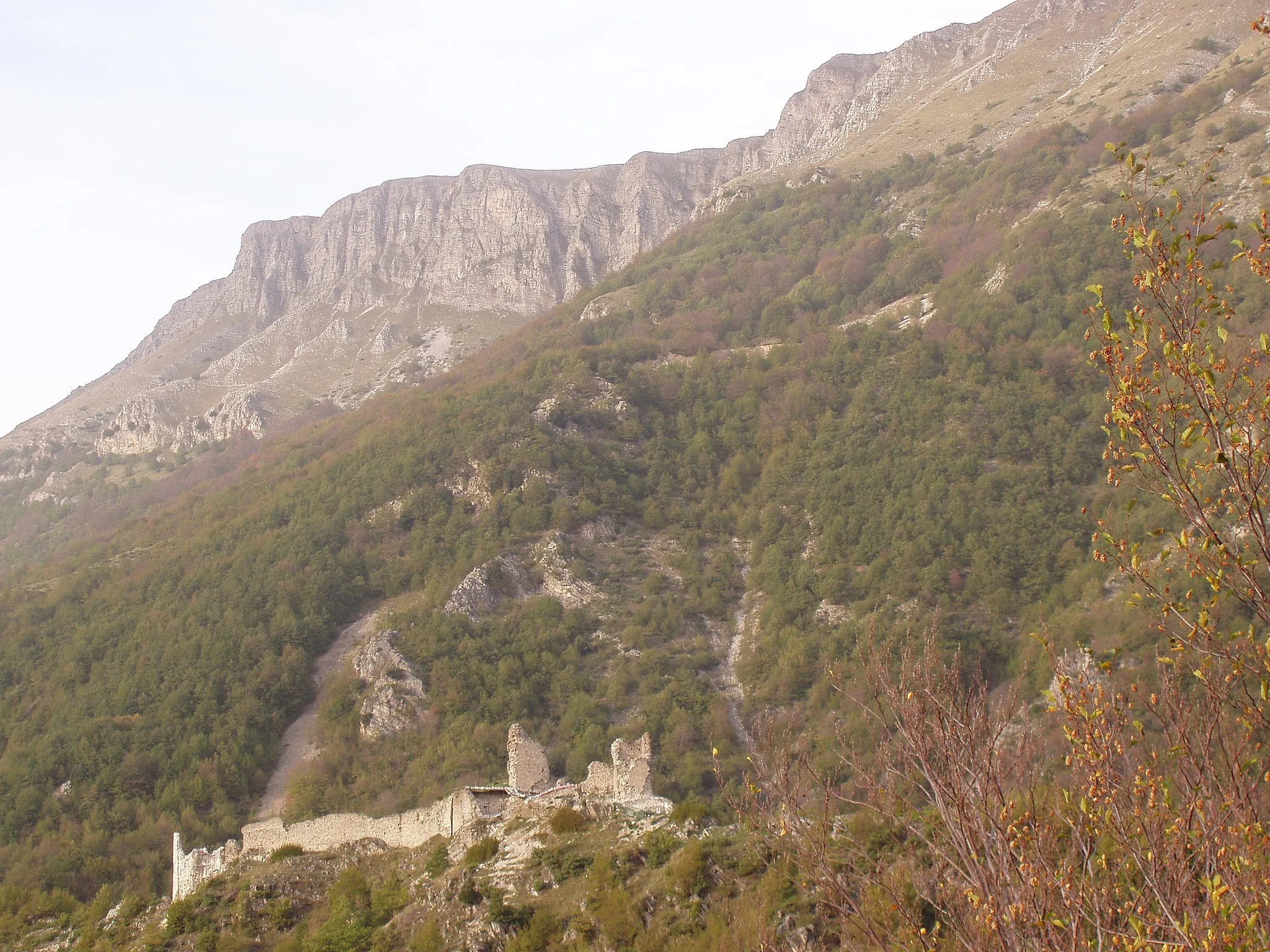 Photo showing: Castel Manfrino nei pressi di Macchia da Sole (comune di Valle Castellana, Teramo