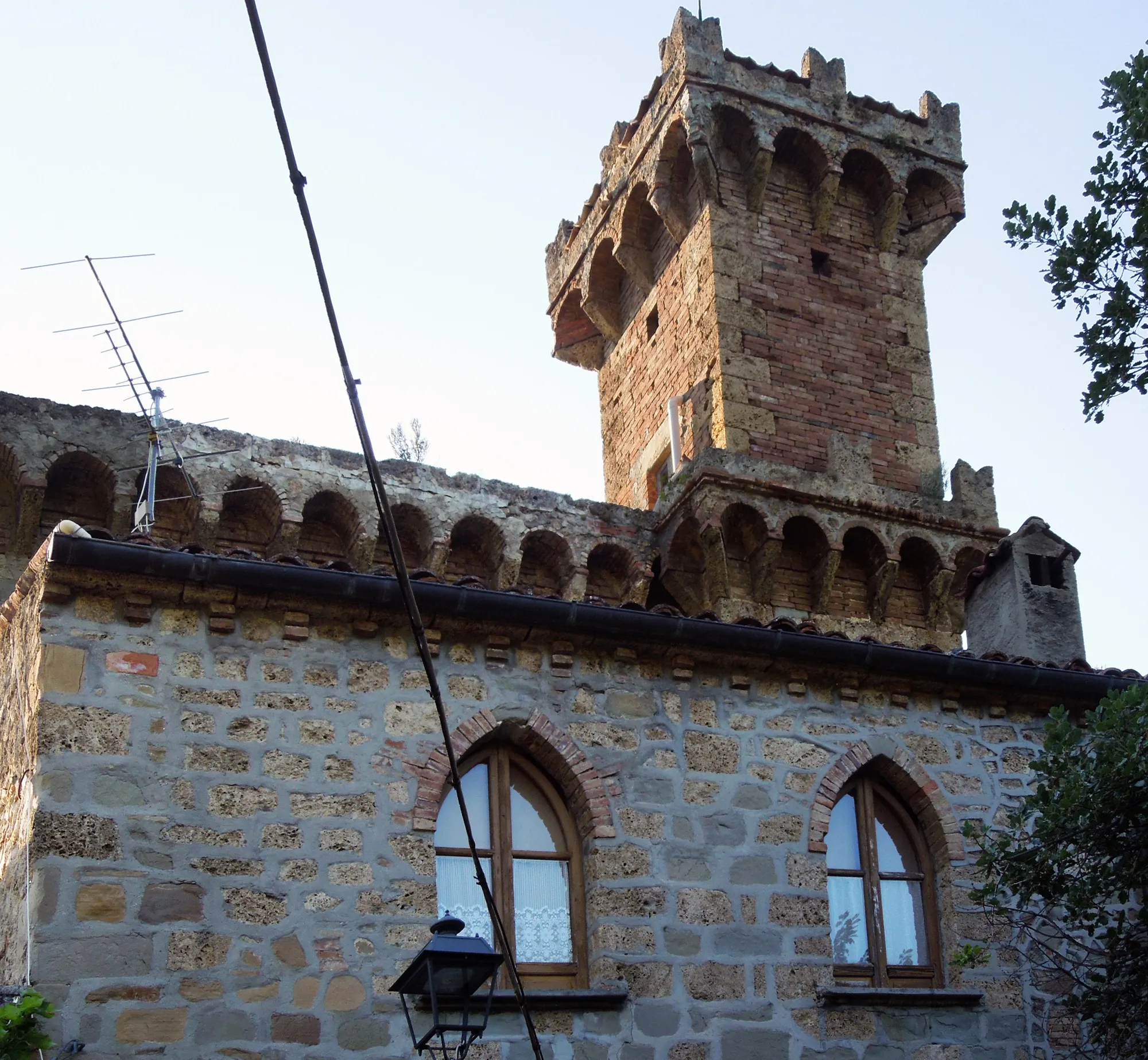 Photo showing: Particolare della torre merlata con opere in aggetto del Castello Bonifaci di Vallenquina, frazione di Valle Casellana, in provincia di Teramo.
