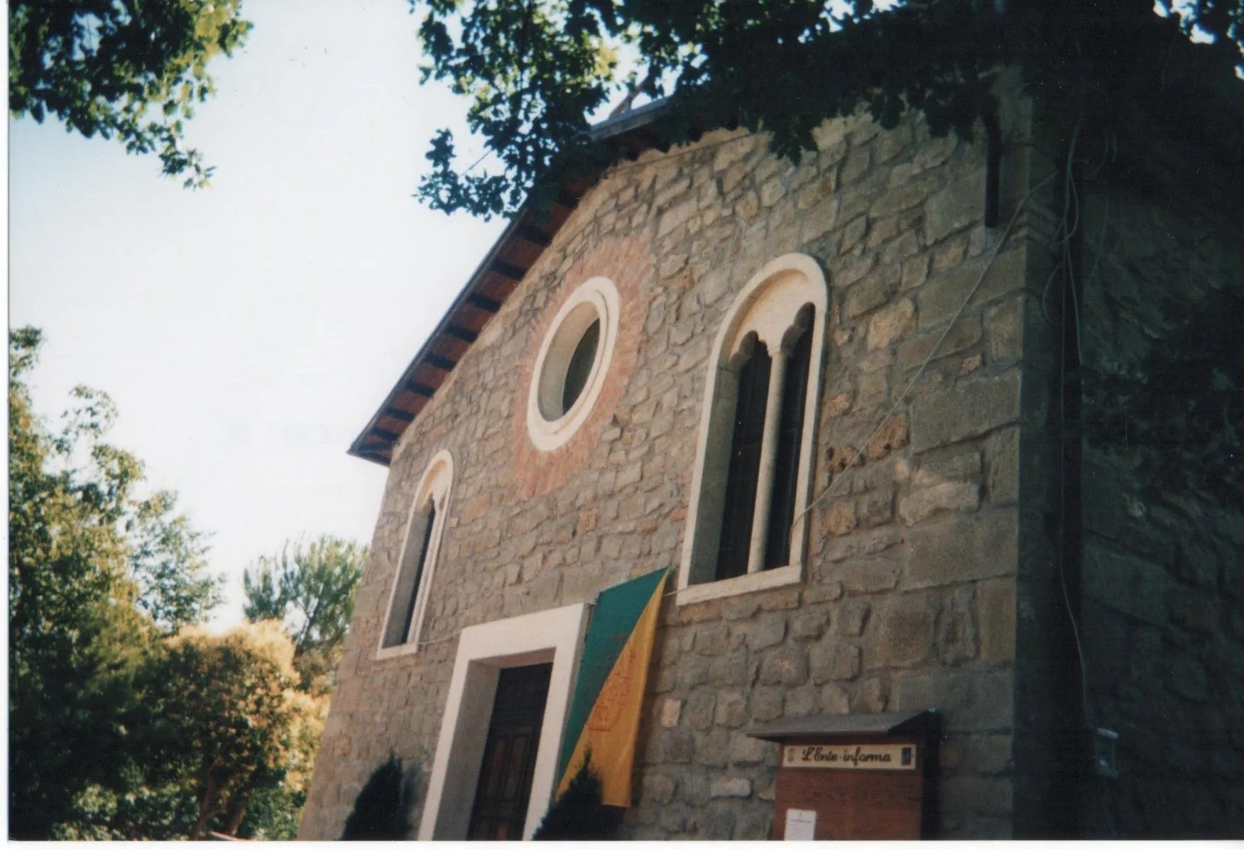 Photo showing: facciata della chiesa dei SS. Proto e Giacinto, con bandiera dell'antica repubblica, Senarica (Teramo)