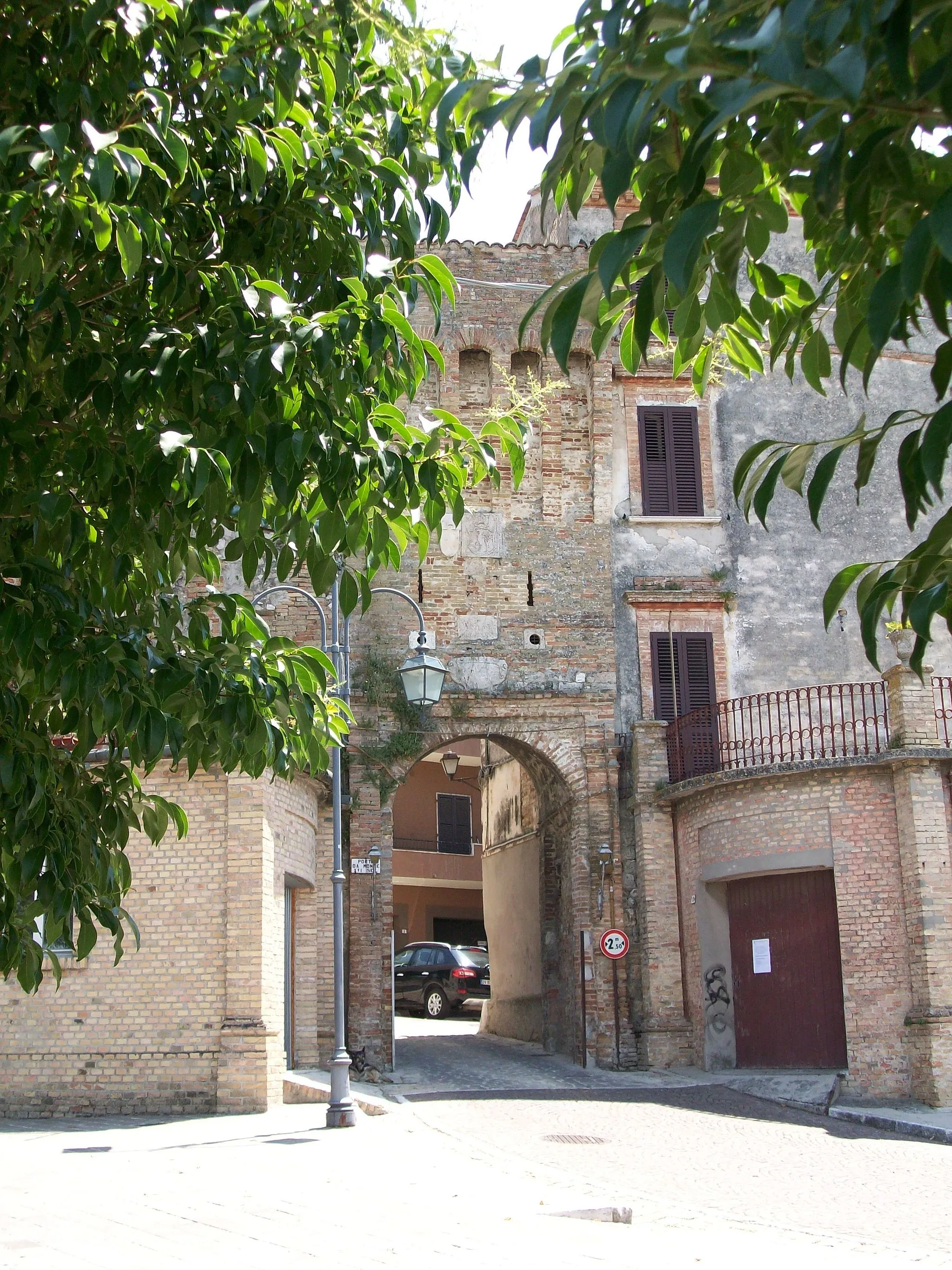 Photo showing: Ancarano, Porta da Monte