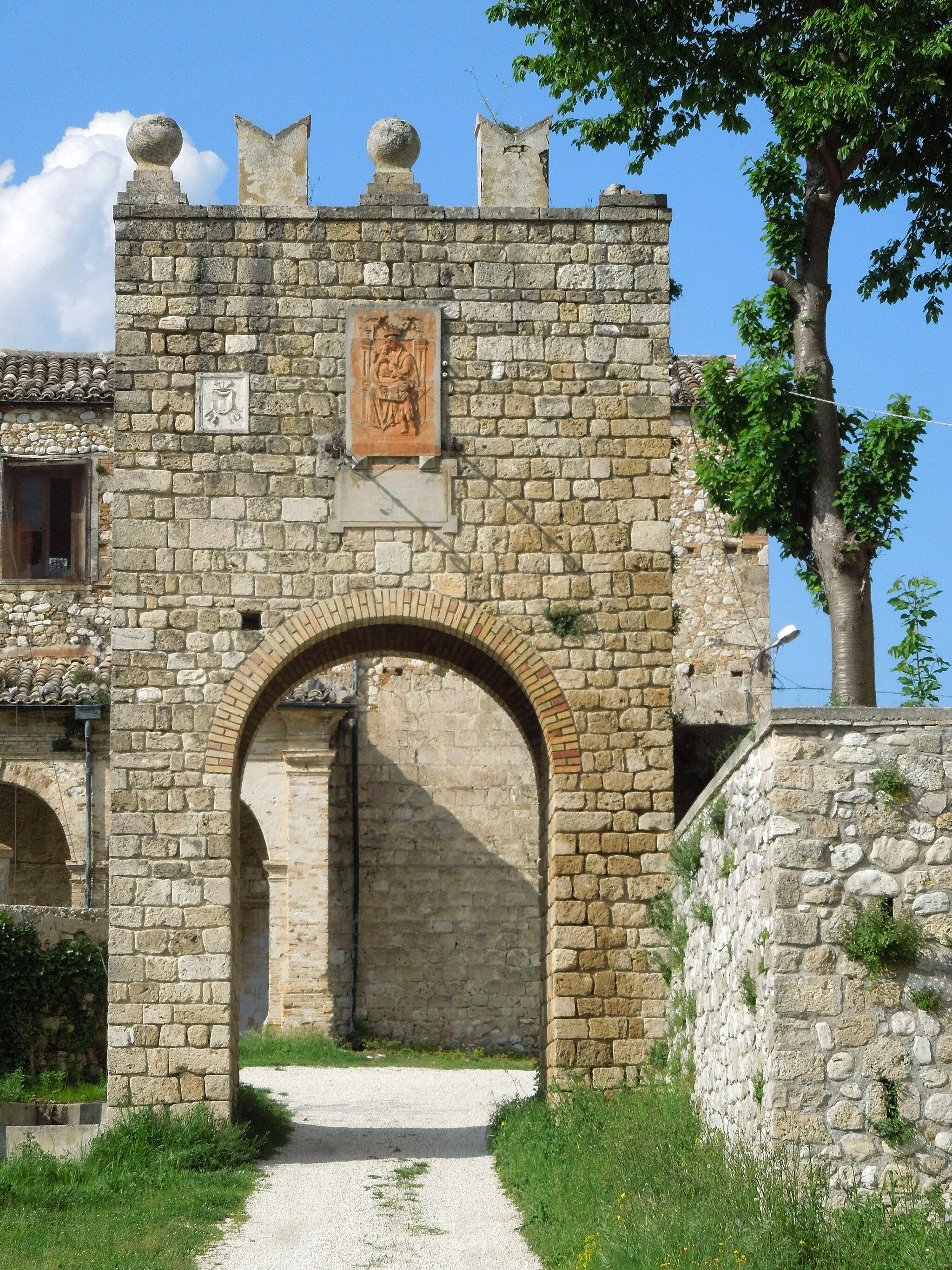 Photo showing: Porta meridionale del borgo medioevale di Faraone, sito nel comune di Sant'Egidio alla Vibrata in provincia di Teramo.