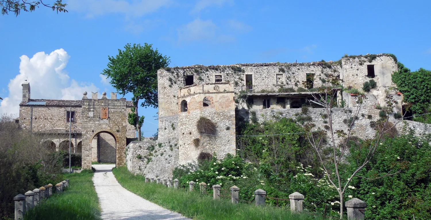 Photo showing: Panorama del borgo di Faraone, paese disabitato nel comune di Sant'Egidio alla Vibrata in provincia di Teramo.