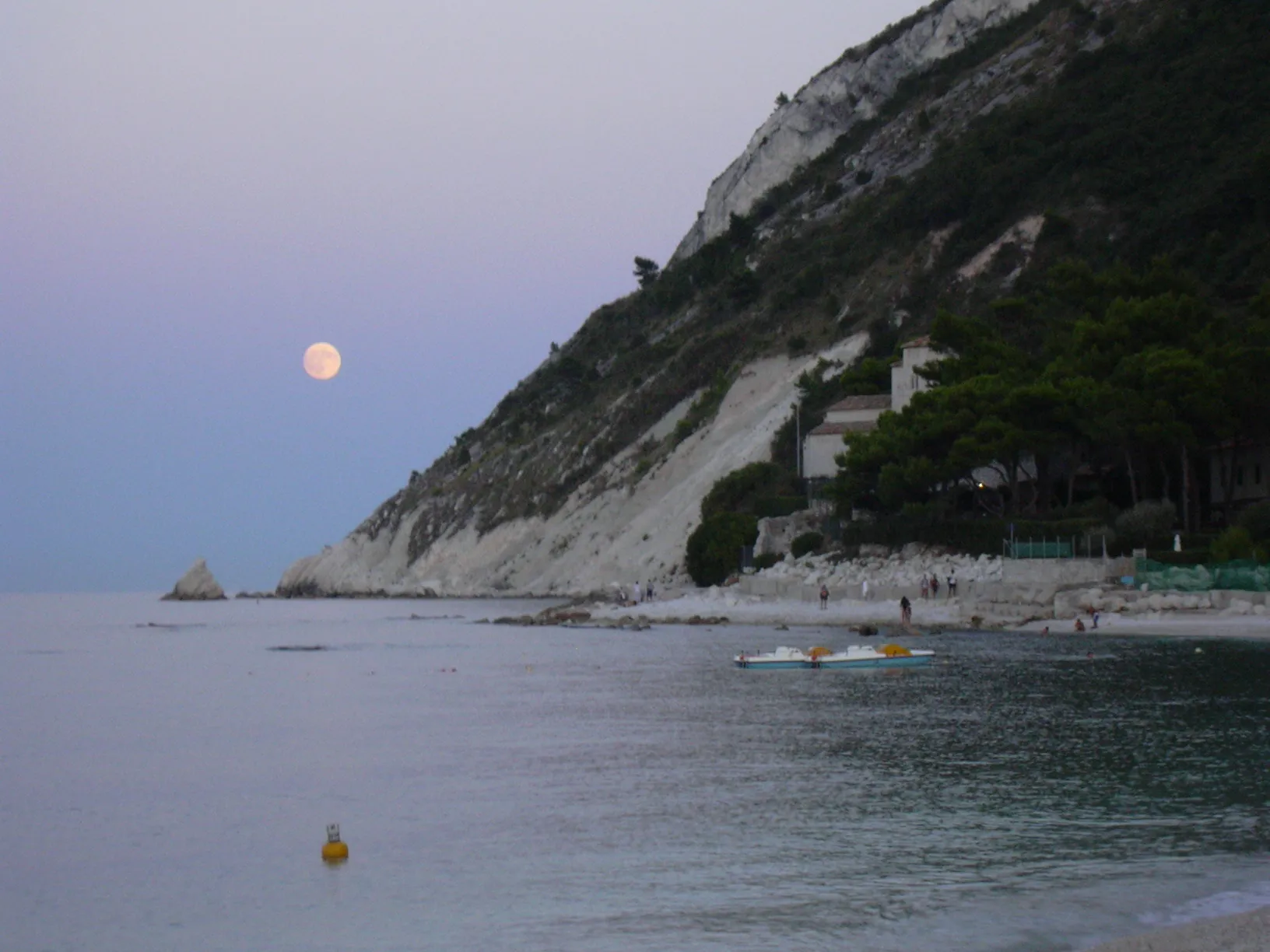 Photo showing: Autore e fonte: Roberto Fogliardi

Descrizione: la chiesetta di Portonovo (Ancona) alla luce della luna. Agosto 2007.