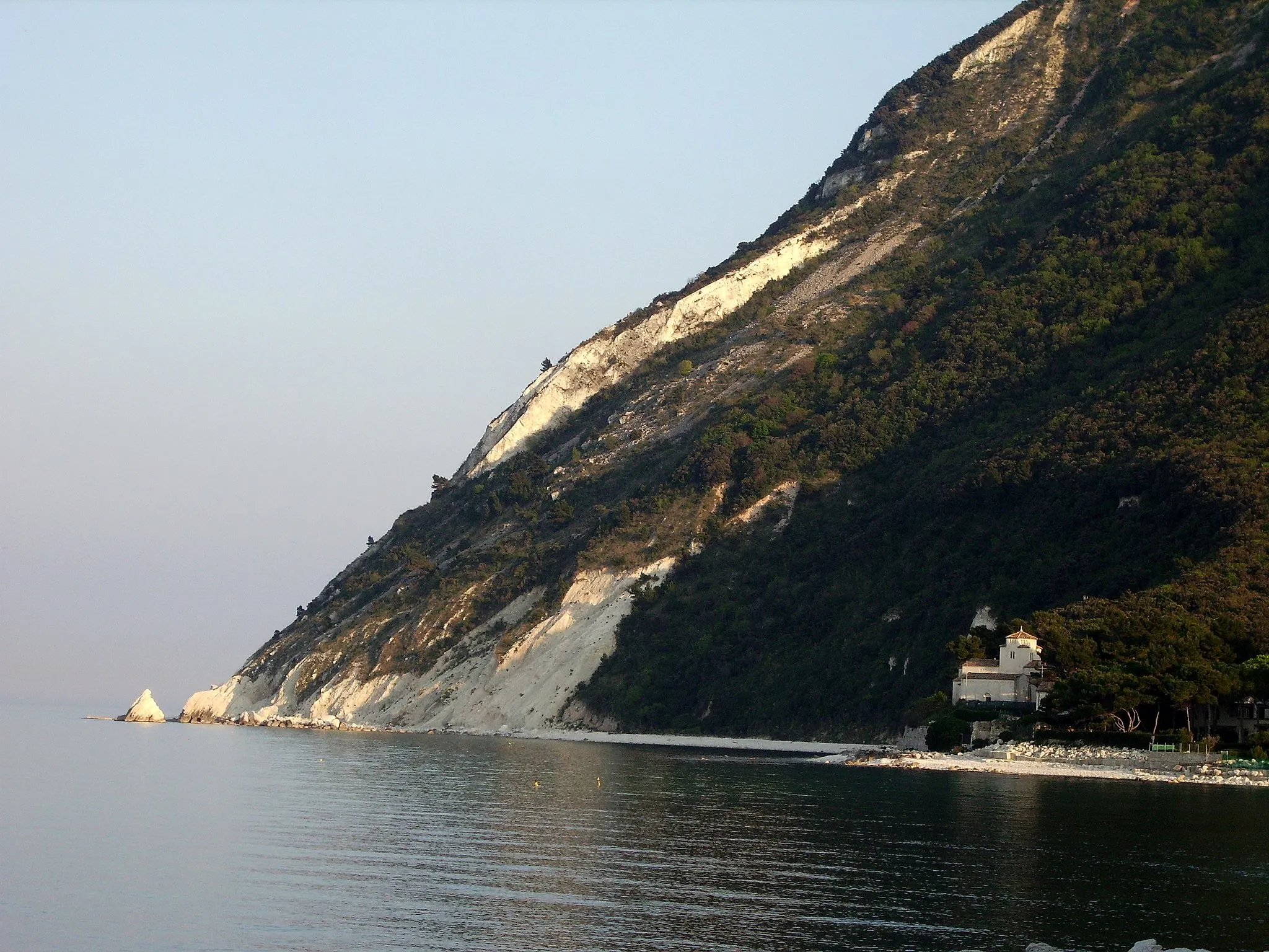 Photo showing: La chiesetta di Portonovo di Ancona immersa nel verde del monte Conero.