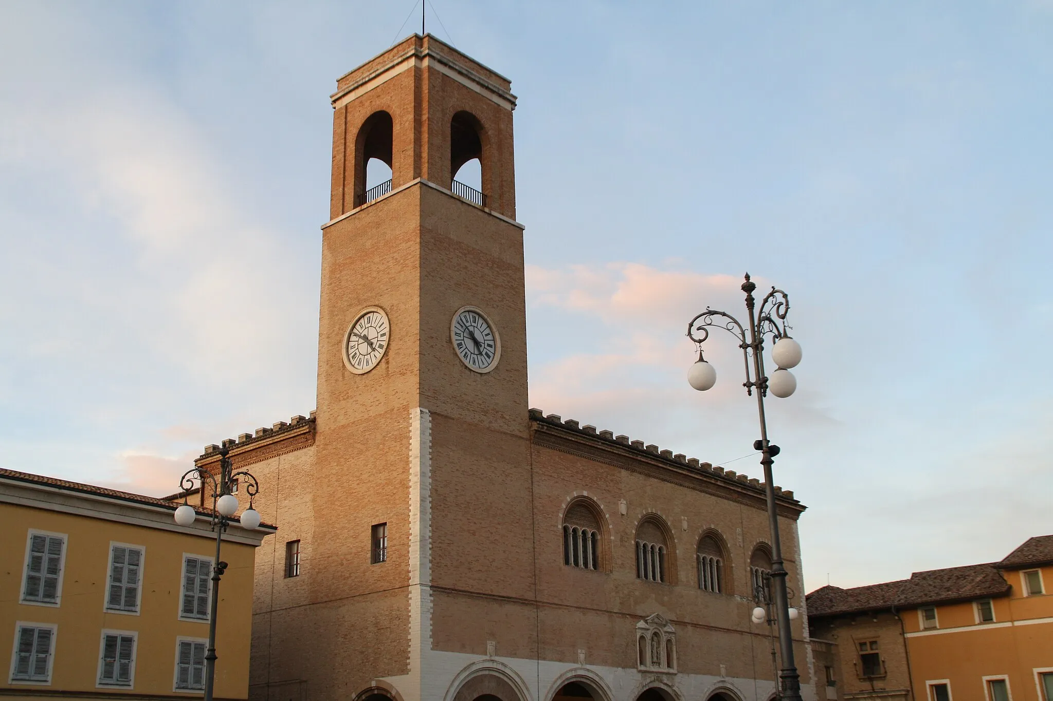 Photo showing: Veduta campanile della piazza XX Settembre sita a Fano l'edificio rappresenta l'antico teatro della fortuna cittadino