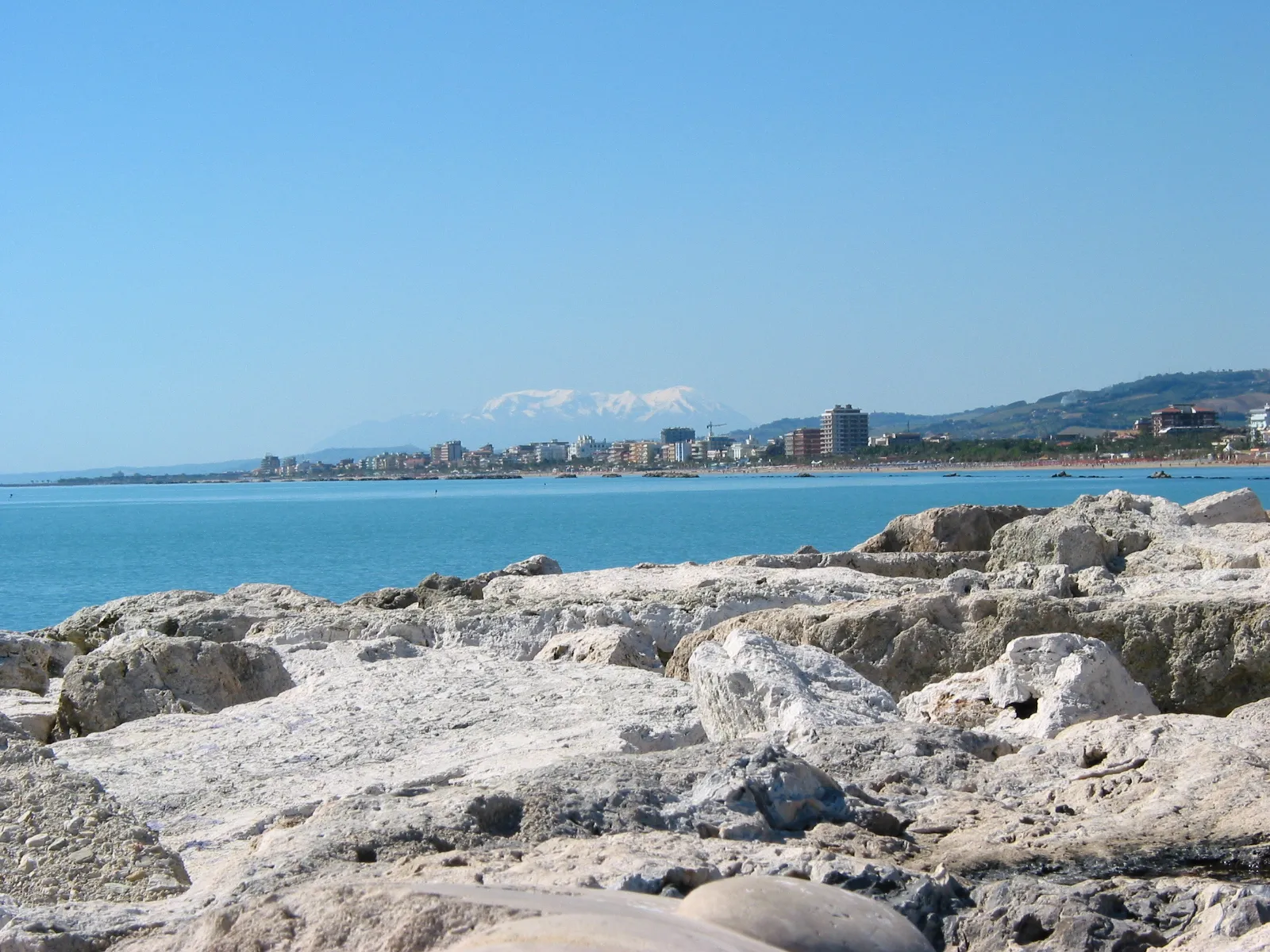 Photo showing: San Benedetto del Tronto. Vista di Porto d'Ascoli con la Maiella sullo sfondo.