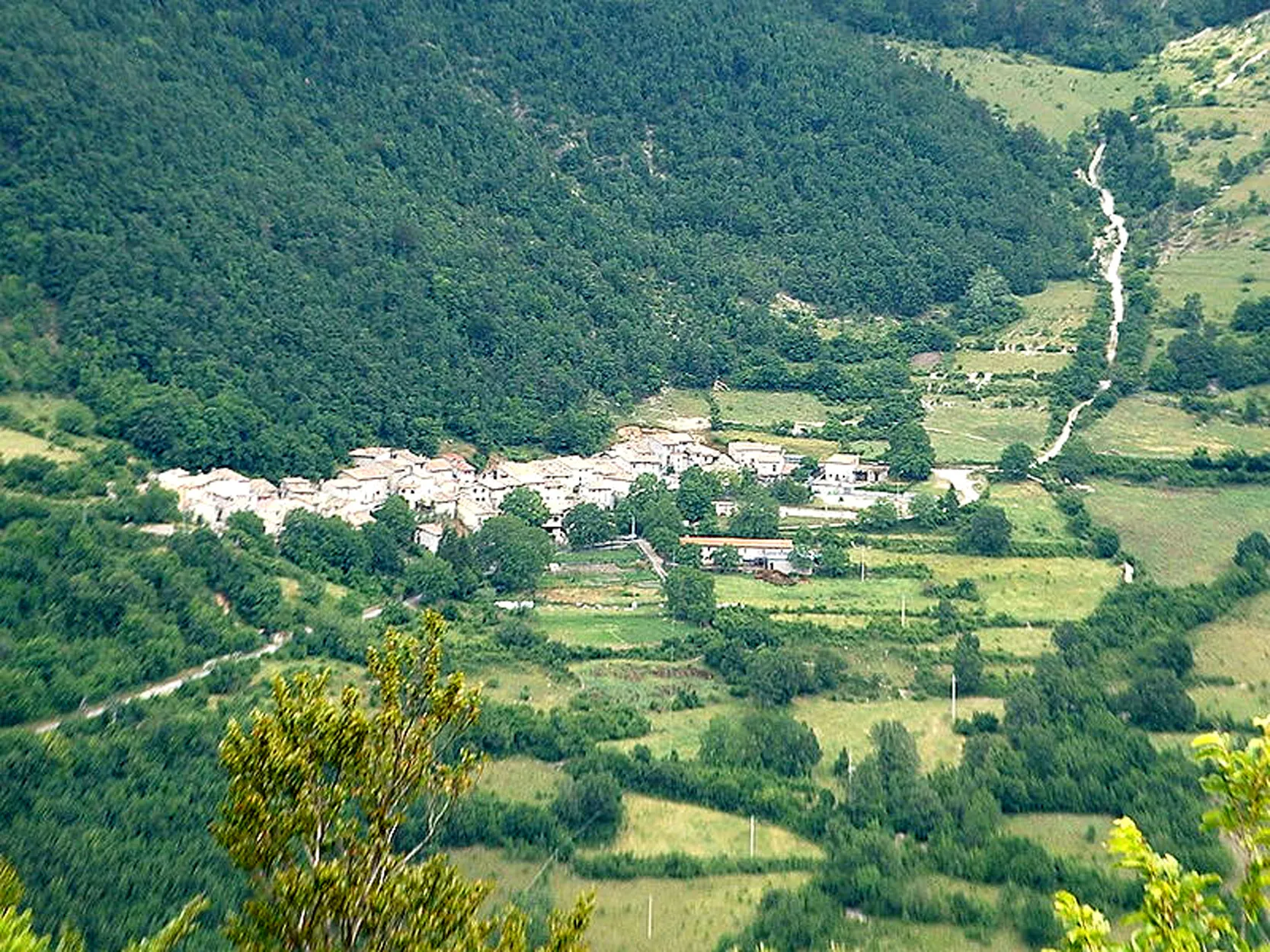 Photo showing: Panorama di Macchie, frazione di Castelsantangelo sul Nera.