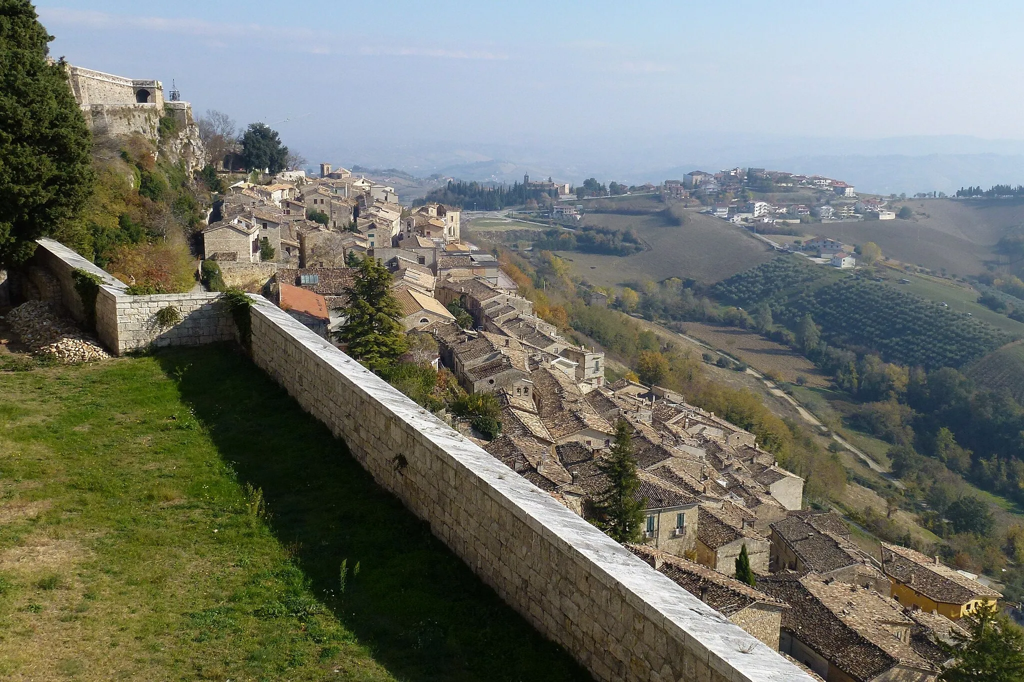 Photo showing: Civitella del Tronto-I tetti sotto il castello