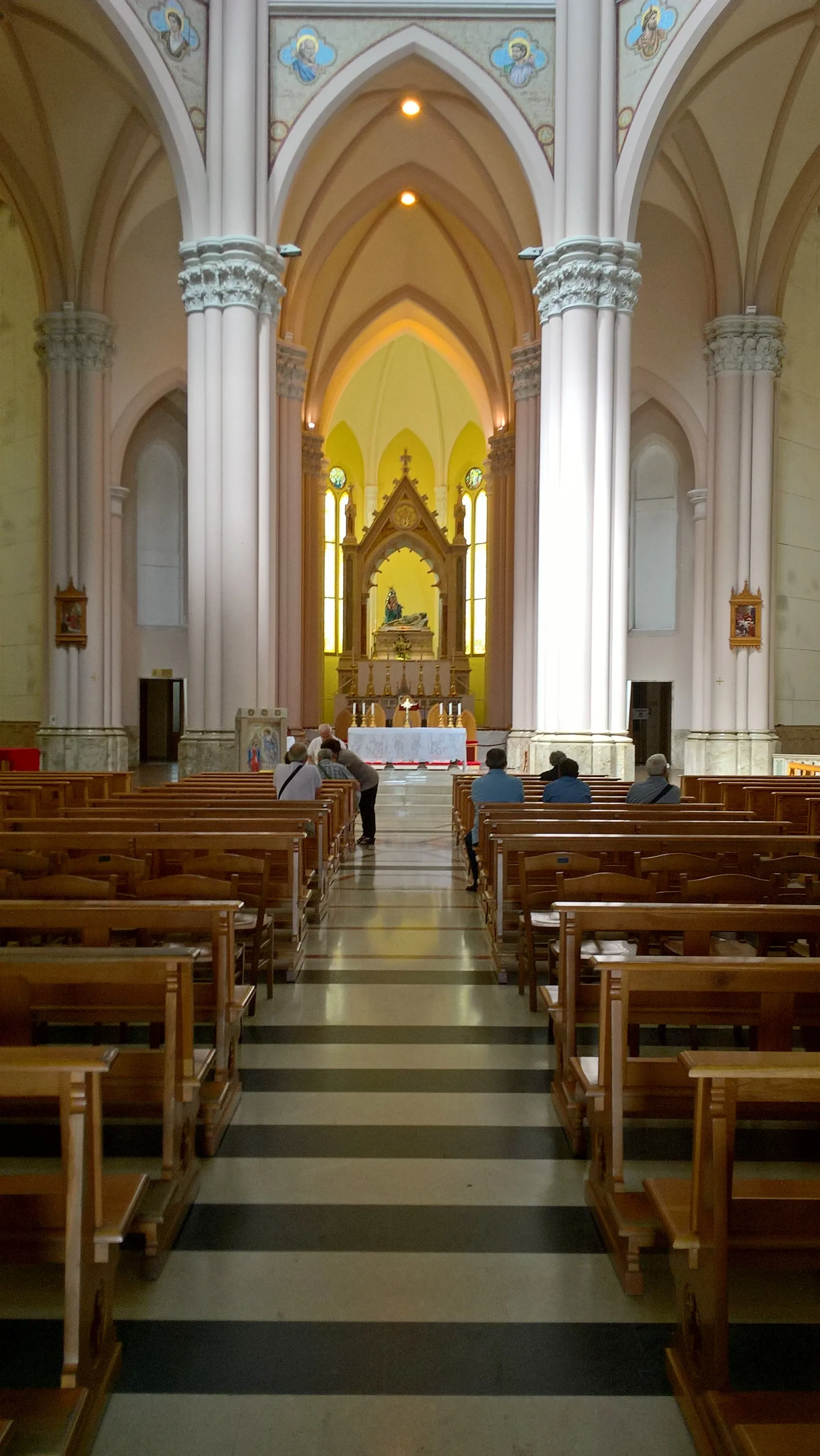 Photo showing: Inside view