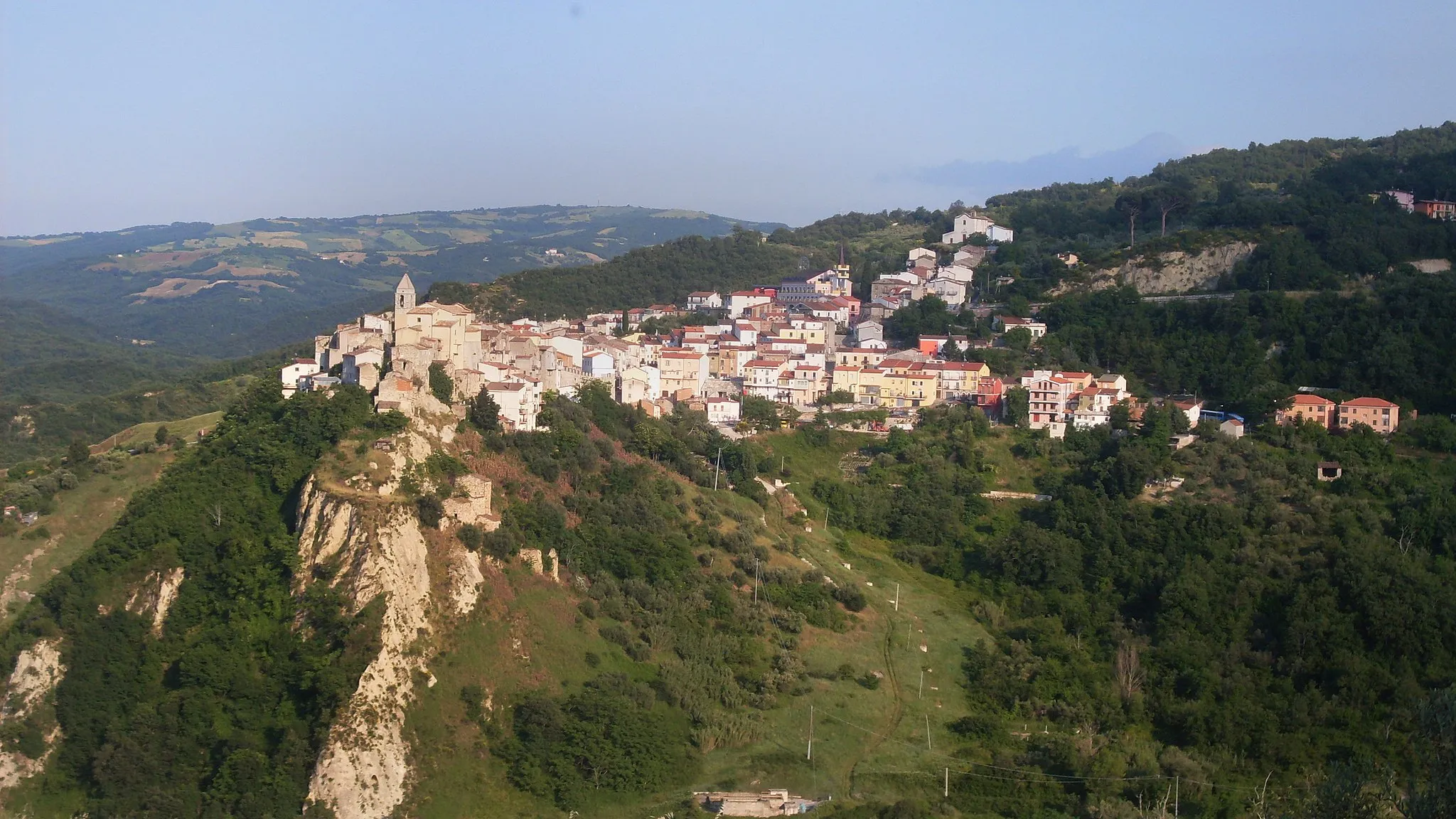 Photo showing: autore= Ferrante Giovanni
fonte= foto propria

descrizione= veduta Castellino del Biferno