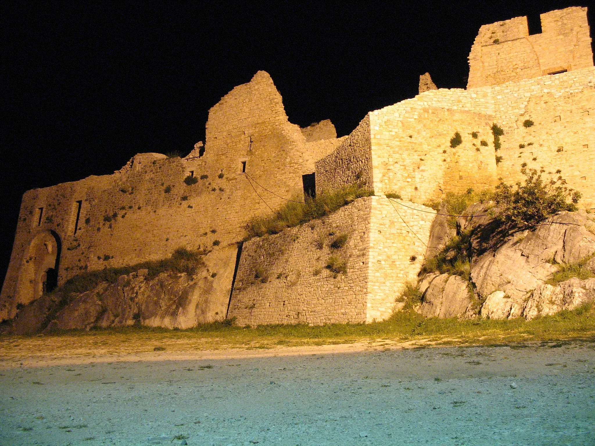 Photo showing: Castello d'Evoli a Castropignano(provincia di Campobasso), illuminato di notte