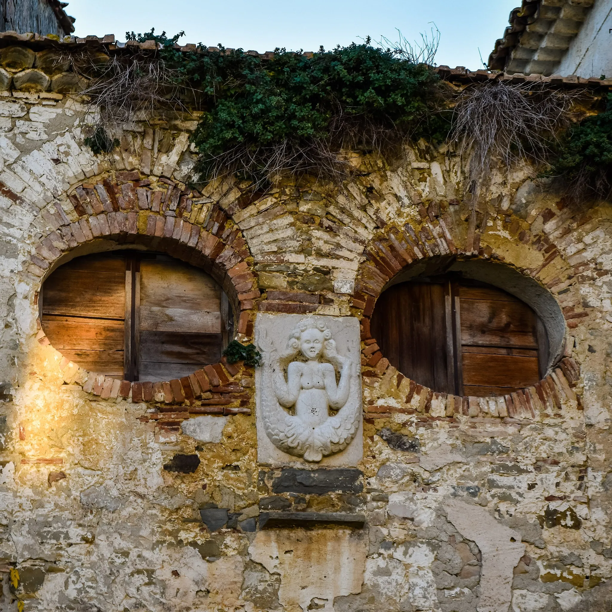 Photo showing: Bassorilievo di una sirena con due cose nel palazzo baronale di Spinete