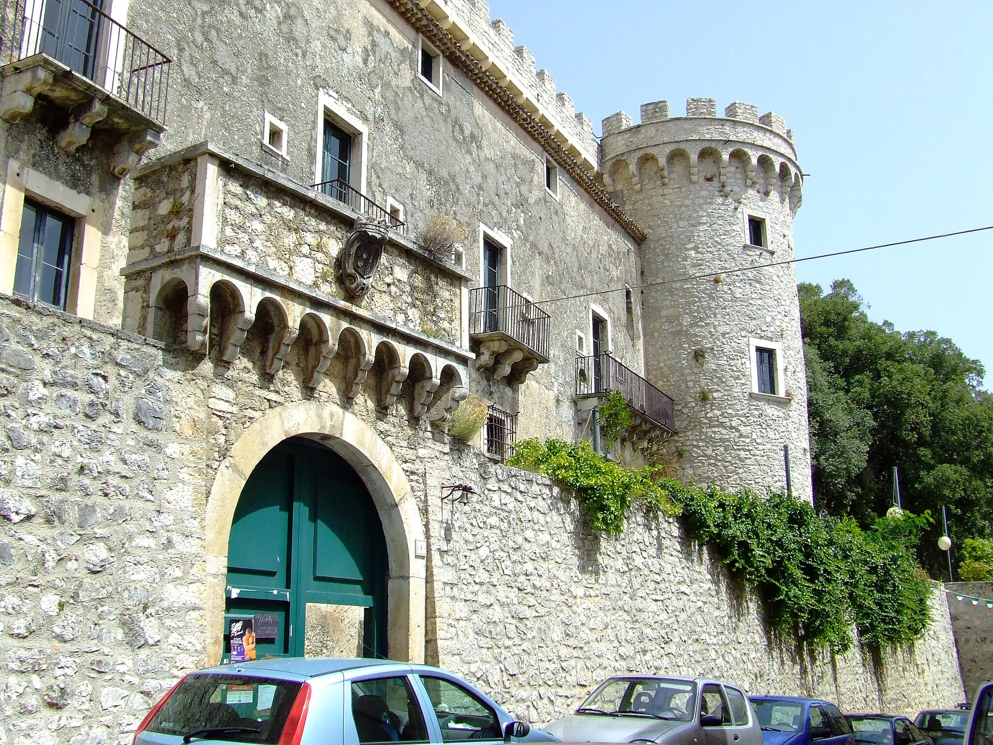 Photo showing: Portale di ingresso del Castello Pignatelli