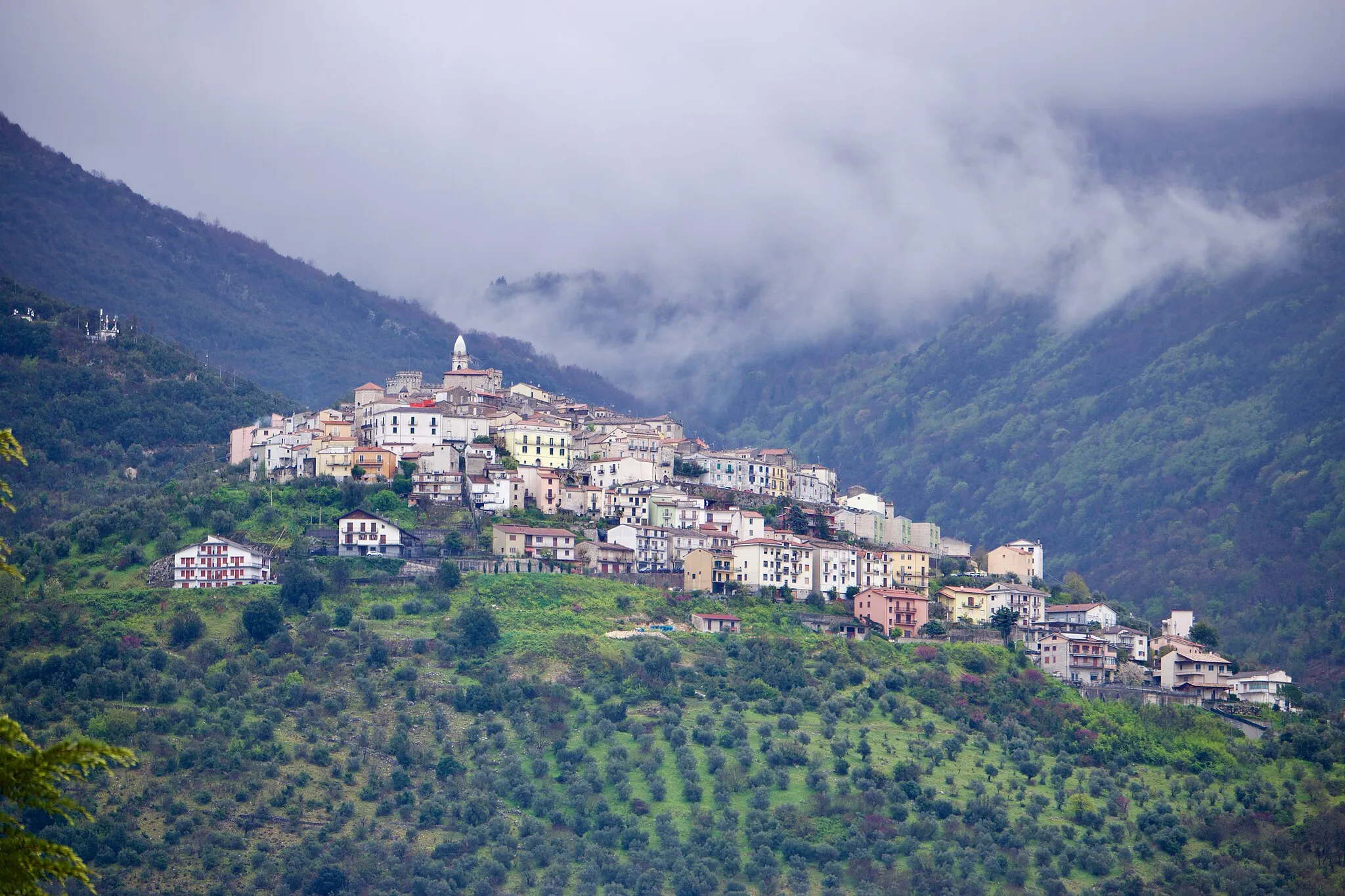 Photo showing: Foto di Monteroduni dal basso, nuvole sullo sfondo